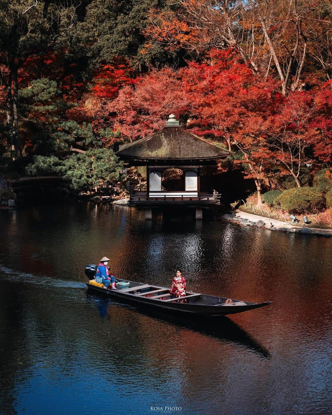 コサさんのインスタグラム写真 - (コサInstagram)「お堀で舟に乗ろう  桜の時期もいいけど、秋は紅葉渓庭園の紅葉を舟から見ることが出来ます👍 舟から楽しむ紅葉狩りもオススメです❣️ . Location:和歌山 Wakayama /Japan🇯🇵 Date:2023年12月 Camera:Z9 / Z 24-70mm f2.8 in frame: @chami_2nd . #みんすと紅葉祭 #nikoncreators #nikoncreators_2023moment #japancityblues #jp_portrait_collection #ポトレファン倶楽部 #ポトレ撮影隊 #jp_mood #jp_portrait部 #japangem #explorejpn #japanlives #visitwakayama #和歌山城しか勝たん #和歌山城 #invisible_cool_part #m_v_shotz #japan_best_pic #japan_waphoto #raw_japan #tokyocameraclub #art_of_japan_ #jgrv_member #team_jp_ #photo_jpn #sorakataphoto #LBJ_KING #deaf_b_j_ #広がり同盟メンバー #special_spot_legend」12月6日 19時06分 - kosa_photo