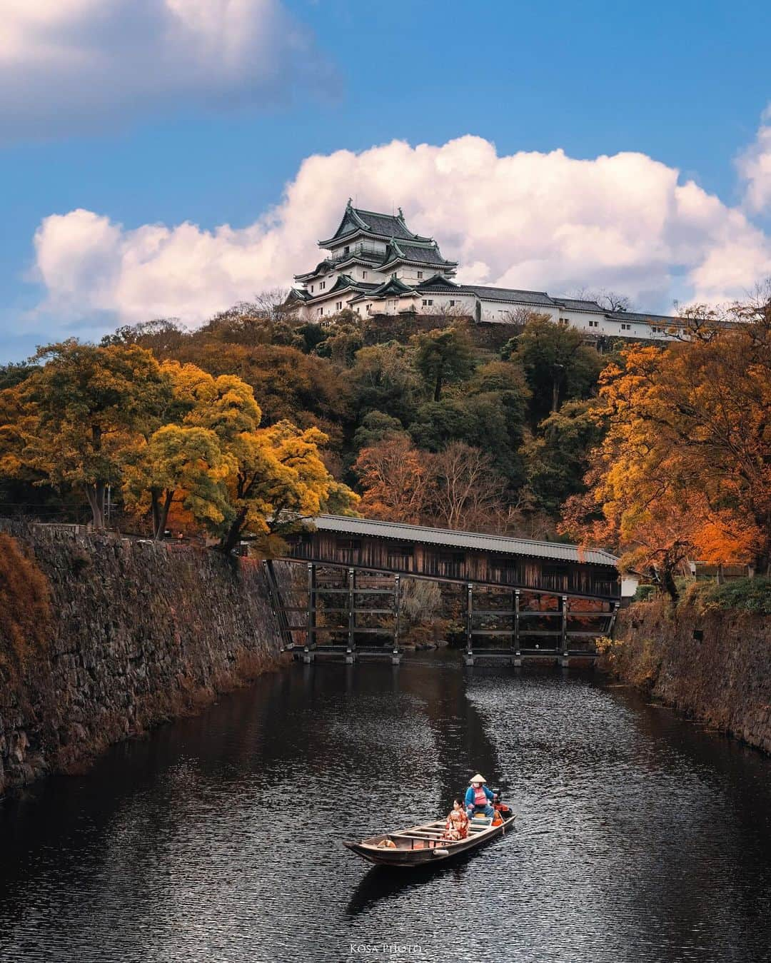 コサさんのインスタグラム写真 - (コサInstagram)「お堀で舟に乗ろう  桜の時期もいいけど、秋は紅葉渓庭園の紅葉を舟から見ることが出来ます👍 舟から楽しむ紅葉狩りもオススメです❣️ . Location:和歌山 Wakayama /Japan🇯🇵 Date:2023年12月 Camera:Z9 / Z 24-70mm f2.8 in frame: @chami_2nd . #みんすと紅葉祭 #nikoncreators #nikoncreators_2023moment #japancityblues #jp_portrait_collection #ポトレファン倶楽部 #ポトレ撮影隊 #jp_mood #jp_portrait部 #japangem #explorejpn #japanlives #visitwakayama #和歌山城しか勝たん #和歌山城 #invisible_cool_part #m_v_shotz #japan_best_pic #japan_waphoto #raw_japan #tokyocameraclub #art_of_japan_ #jgrv_member #team_jp_ #photo_jpn #sorakataphoto #LBJ_KING #deaf_b_j_ #広がり同盟メンバー #special_spot_legend」12月6日 19時06分 - kosa_photo