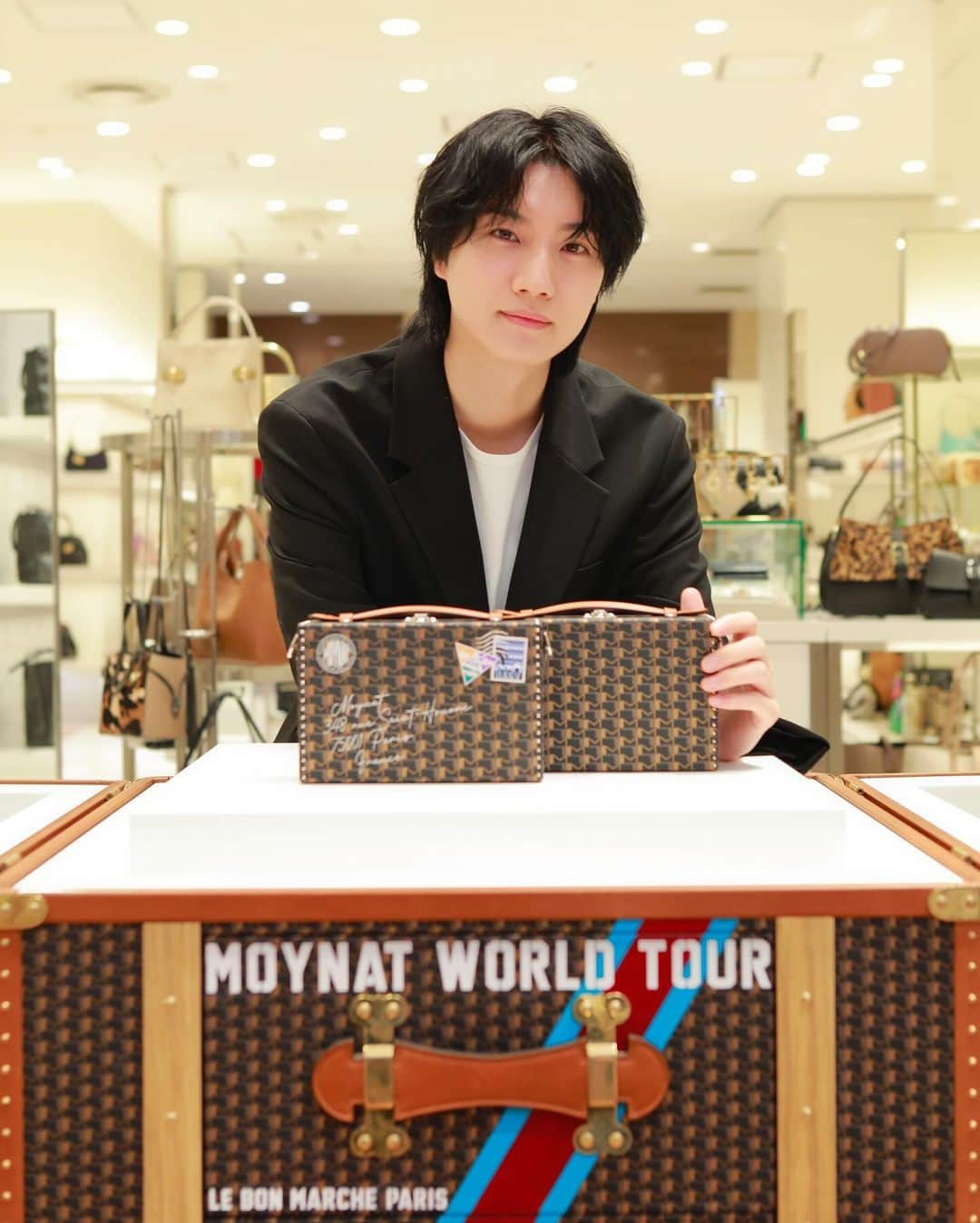 桜田通さんのインスタグラム写真 - (桜田通Instagram)「MOYNAT  旅のロマンに敬意を表したモワナのポップアップ『オン ザ ロード』が新宿伊勢丹本館で開催されています👜✨  新作キャンバストートバッグなど、先行販売のアイテムを見ることができるだけではなく、今回のポップアップは限定でパーソナライゼーションのサービスを受けることができます！ 定番のバッグももちろん素敵ですが、特別な機会にパーソナライゼーションしてもらえるのは嬉しいです✨ その場でペインティングをしてくれるので、職人さんの技を見ているだけでも楽しかったです🎨  モワナのバッグはデイリーで使いやすく、軽量で耐水性もあるので仕事で使うのもおすすめです！  ポップアップは伊勢丹新宿本館1Fにて、12/6(水)～12/12(火)まで開催中です！ 是非お気に入りのバッグを見つけて、パーソナライゼーションも楽しんで下さいね✨  @moynat #Moynat #モワナ #pr」12月6日 19時06分 - dorisakurada