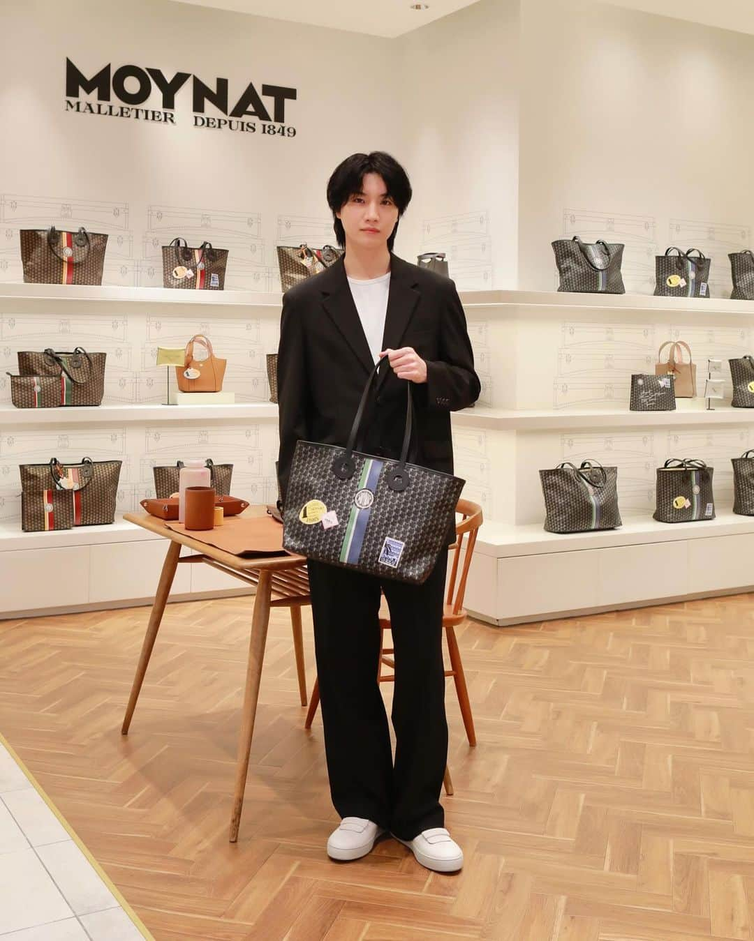 桜田通さんのインスタグラム写真 - (桜田通Instagram)「MOYNAT  旅のロマンに敬意を表したモワナのポップアップ『オン ザ ロード』が新宿伊勢丹本館で開催されています👜✨  新作キャンバストートバッグなど、先行販売のアイテムを見ることができるだけではなく、今回のポップアップは限定でパーソナライゼーションのサービスを受けることができます！ 定番のバッグももちろん素敵ですが、特別な機会にパーソナライゼーションしてもらえるのは嬉しいです✨ その場でペインティングをしてくれるので、職人さんの技を見ているだけでも楽しかったです🎨  モワナのバッグはデイリーで使いやすく、軽量で耐水性もあるので仕事で使うのもおすすめです！  ポップアップは伊勢丹新宿本館1Fにて、12/6(水)～12/12(火)まで開催中です！ 是非お気に入りのバッグを見つけて、パーソナライゼーションも楽しんで下さいね✨  @moynat #Moynat #モワナ #pr」12月6日 19時06分 - dorisakurada