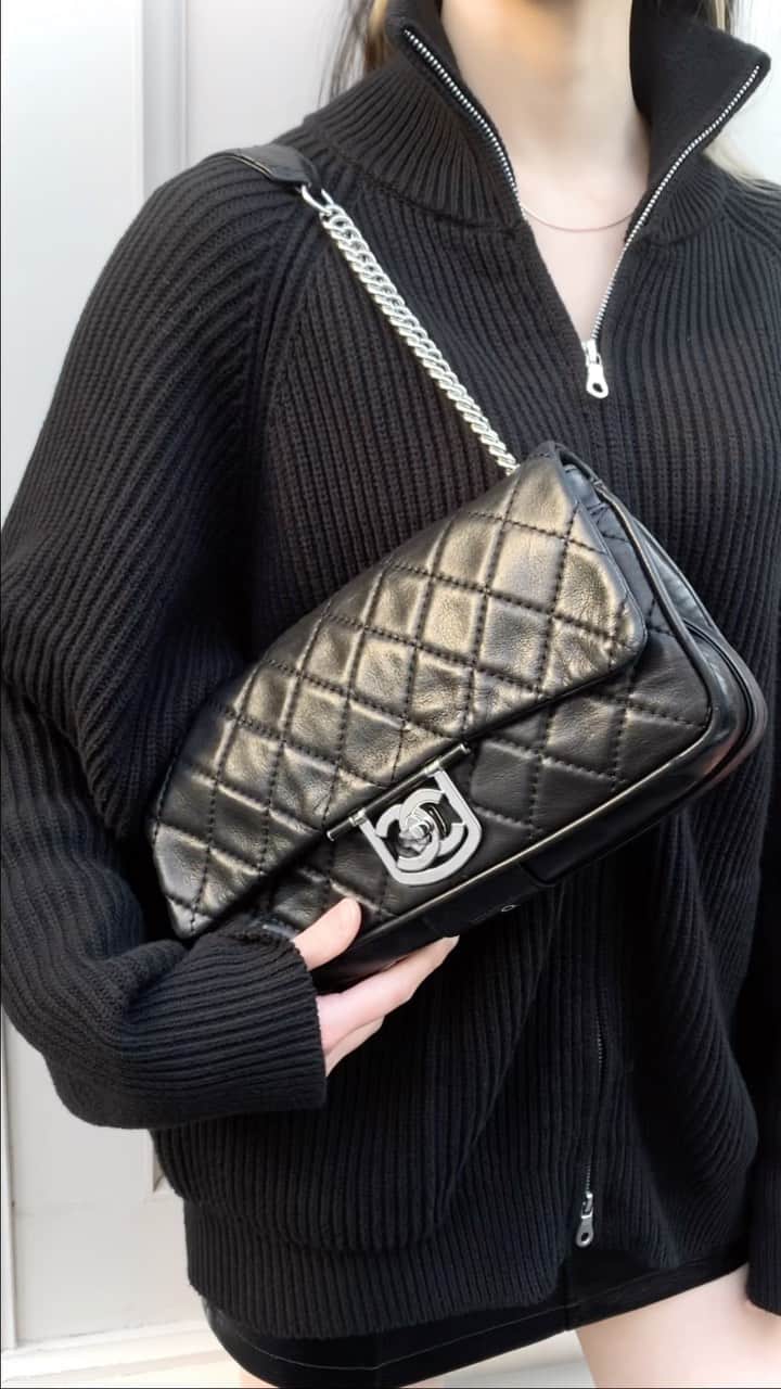 Vintage Brand Boutique AMOREのインスタグラム：「Chanel Lambskin Chain Shoulder Bag🖤  Product code : 19953  #chanelbag #chanelblack #vintagechanel  #chanelvintage #vintagebag」