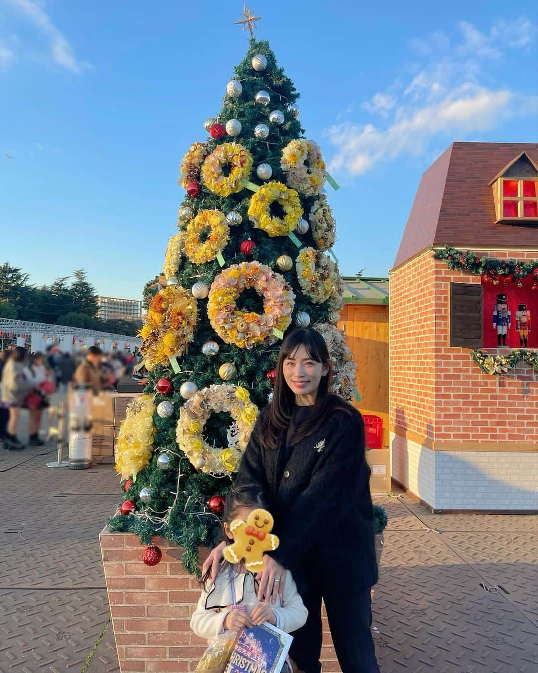 上野仁美のインスタグラム：「. ⁡ 毎年訪れるクリスマスマーケット🎄 年々混雑していて、今年は難しいかな？と思っていたのですが、銀杏を外苑前に行ったらまさかの空いていて幼稚園のお友だちと✨ ⁡ やっぱり、このクリスマスの楽しい雰囲気好きです❤️ ⁡ ⁡ 娘はクリスマスマーケットで、毎年少しずつオーナメントを買い足すことを楽しみにしていて、今年も吟味して🎄 ⁡ ⁡ 平日の15時くらいに訪れましたが、当日券もスムーズに購入出来て楽しめました✨ 幼稚園のお友だちと頻繁に遊べるのもあと少し。 沢山思い出を積み上げてあげたいなと思っています😌 ⁡ ⁡ ⁡ ⁡ #クリスマスマーケット #外苑前クリスマスマーケット #外苑前 #5歳女の子 #女の子ママ #5歳女の子ママ  ⁡ ⁡ ⁡」