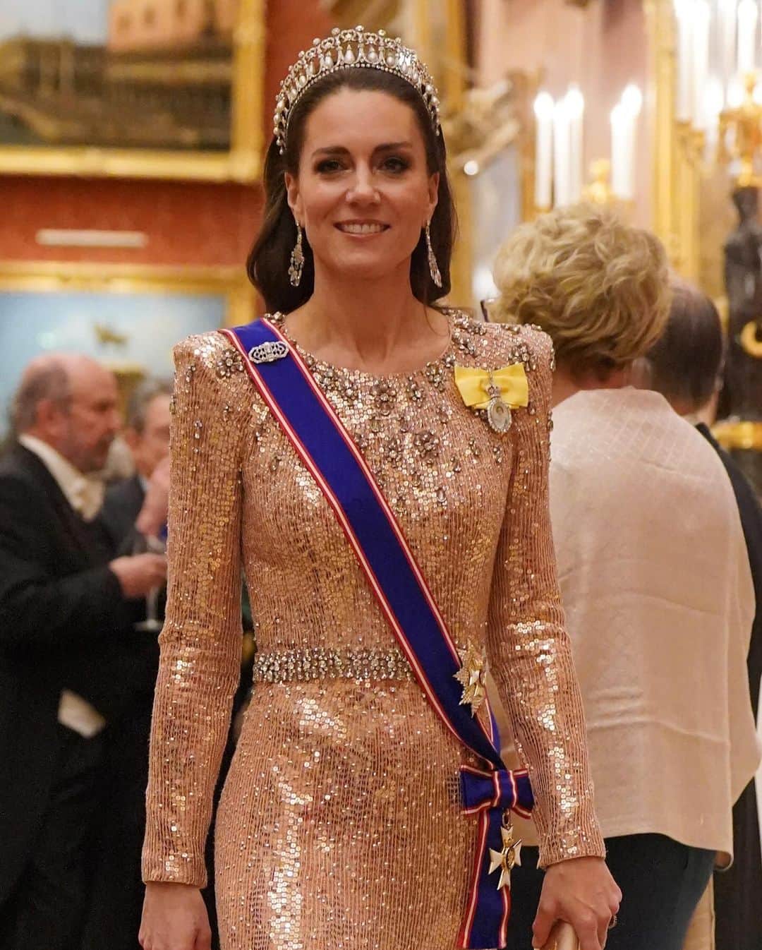 Blonde Saladのインスタグラム：「As the countdown to the second part of the final season of The Crown - which will arrive on Netflix next December 14th - has begun, Princess Kate Middleton of Wales is at the centre of every conversation. Not only because the final episodes of the series will retrace the beginning of her romance with Prince William, but because her latest public outings have given us glamorous thrills, from the revamped Farrah Fawcett’s waves to the flawless pink sequined Jenny Packham gown (with the Lover's Knot Tiara) for the Buckingham Palace Diplomatic Reception that she has already worn or the Sarah Burton for Alexander McQueen matchy jacket and trouser suit with the iconic sapphire ring.  The Lover's Knot was a famously one of Princess Diana's favorite tiaras, created for Queen Mary in the mid 1910s by the House of Garrard from pearls and diamonds already owned by her family. Kate paired the dazzling ensemble with Queen Elizabeth's Greville Chandelier Earrings + the Dame Grand Cross of the Royal Victorian Order star and sash across her dress. 💖  📸 Getty + Netflix   #KateMiddleton #PrincessofWales #RoyalFamily #JennyPackham #AlexanderMcqueen #TheCrown #TheBlondeSalad」