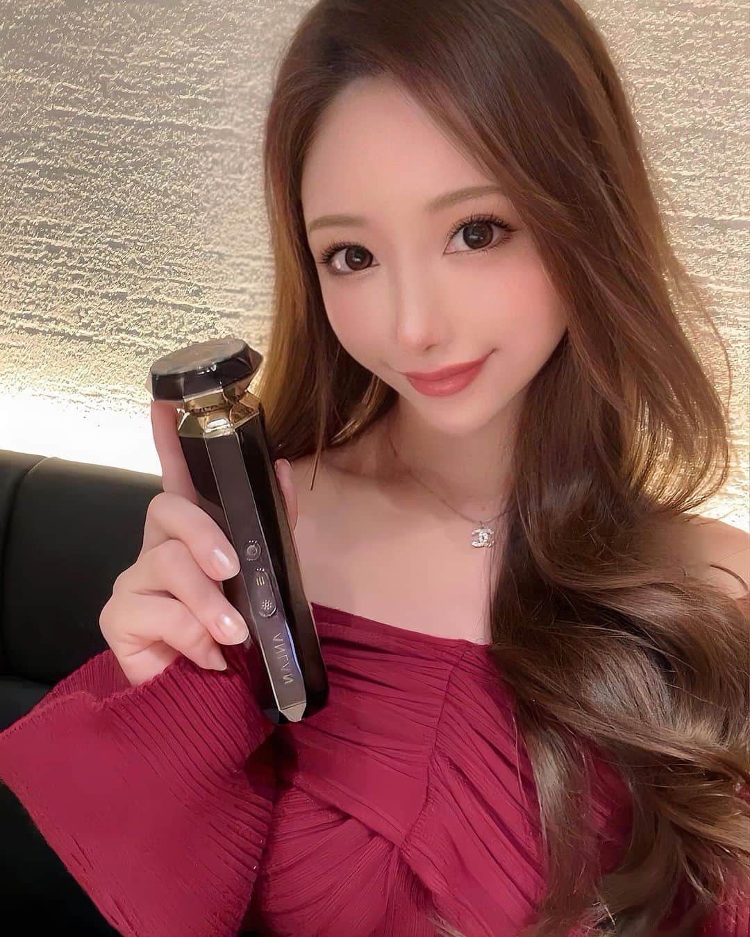 小松崎真理さんのインスタグラム写真 - (小松崎真理Instagram)「RF温冷美顔器PRO🫶  @anlan_official_japan   一台で9役の万能美顔器❤️  ✩ イオンクレンジング ✩EMS ✩RFラジオ波 ✩赤色光エステ ✩青色光エステ ✩振動エステ ✩冷却ケア ✩温熱ケア ✩イオンモイスチャー  使いやすくて、続けやすい❤️  🌿 進化したRF(高周波)機能 独自のPMRテクノロジー （高周波）機能を進化し、日常のエイジングケアをより効果的に肌の奥深くまで細かくアプローチ！   🌿2MHz RF高周波：エイジレスな美肌を目指すエイジングケア🫶小じわやたるみ、くすみなどさまざまのお悩みに合わせて本格にアプローチ！  🌿13種類効果 ✩ディ一プクレンジング ✩毛穴ケア ✩うるおい·高浸透 ✩肌のひきしめ ✩保湿ケア ✩小じわケア ✩リフトケア ✩表情筋ケア ✩角質·くすみケア ✩ツヤ感UP ✩透明感UP ✩ハリ・弾力感UP ✩フエイスラインUP  🌿18K純金ヘッド  ここから買えるよ✨↓ https://www.qoo10.jp/g/1058795545  #ANLAN #アンラン #RF温冷美顔器PRO #RF美顔器ANLAN #ANLANリフトアップ美顔器 #ANLAN多機能美顔 #ANLAN美顔器  #Qoo10 #Qoo10メガ割 #クリスマス #ブラックフライデー」12月6日 19時20分 - xs2.mari.s2x