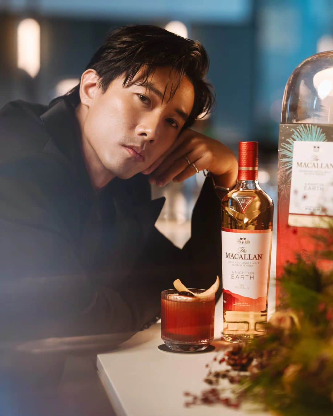 デスモンド・タンのインスタグラム：「Care for a drink with me to usher in the festive season? Savoring the symphony of smoky whispers with a lingering warmth of oak, I'm all ready for my fave season 🌲🥃  Elevate your celebrations with this limited edition festive bottle designed by Nini Sum. Available at themacallan.com and The Macallan House now. 🎁🥃   Crafted without compromise. Please savour The Macallan responsibly.   @the_macallan   #TheMacallanSG #ANightOnEarth」