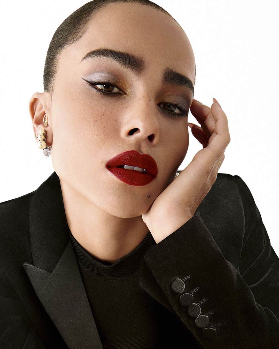 Yves Saint Laurent Beautyのインスタグラム：「Inspired by the shimmering shades of winter, @ZoeIsabellaKravitz wears all her favorite YSL beauty icons.   ROUGE PUR COUTURE THE SLIM N°1966 COUTURE MINI CLUTCH N°910 TROCADARO NIGHTS LE CUSHION ENCRE DE PEAU shade TRI-GOLD  #YSLBeauty #Holidays #ZoeKravitz」