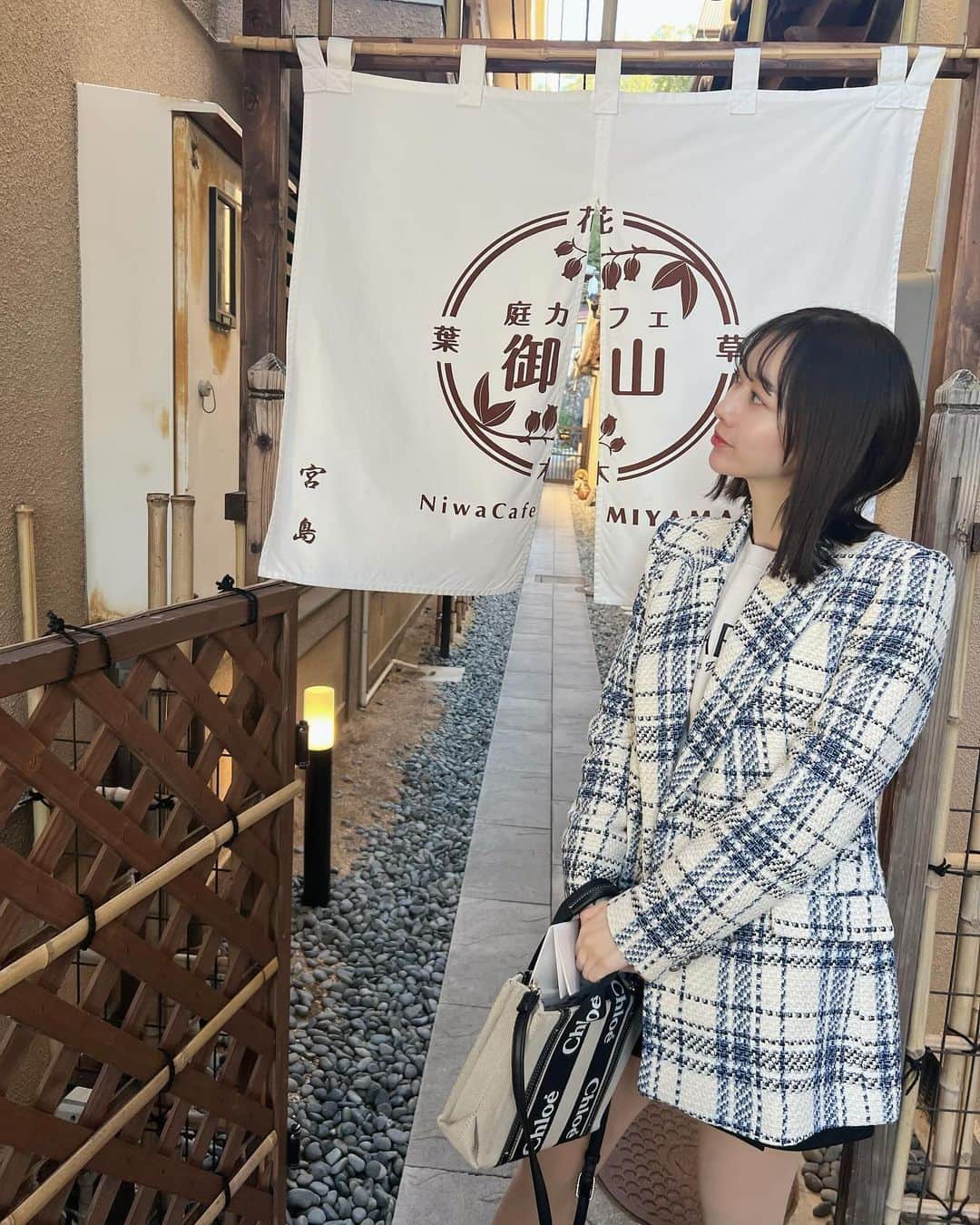 大須賀あみさんのインスタグラム写真 - (大須賀あみInstagram)「宮島に行った時、もうとんでもなーーーく混んでいて 表参道商店街ではとてもじゃないけどカフェもご飯も難しかったのですが 1本外れた道は別世界かと思うぐらいすごく静かで、素敵なカフェやレストランもたくさんありました🍽️  ここは#庭カフェ御山 さんです。 居心地が良くてケーキも美味しくて素敵なカフェでした！ また詳しく投稿します🍰  宮島の写真掲載は許可が必要とのことで インスタへの掲載は控えます⛩️  水の上に浮かぶ鳥居が本当に圧巻だったなぁ！！！  #宮島 #宮島カフェ #宮島観光 #広島カフェ #zarawoman #エイチアンドエム」12月6日 19時21分 - osugaami_official
