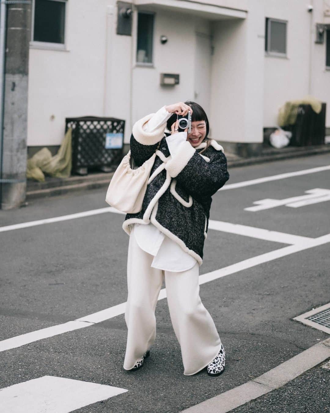 市川渚のインスタグラム：「. . 撮りつ撮られつ。心底たのしそうだな📷😆🤍  Photo by @mitograph」