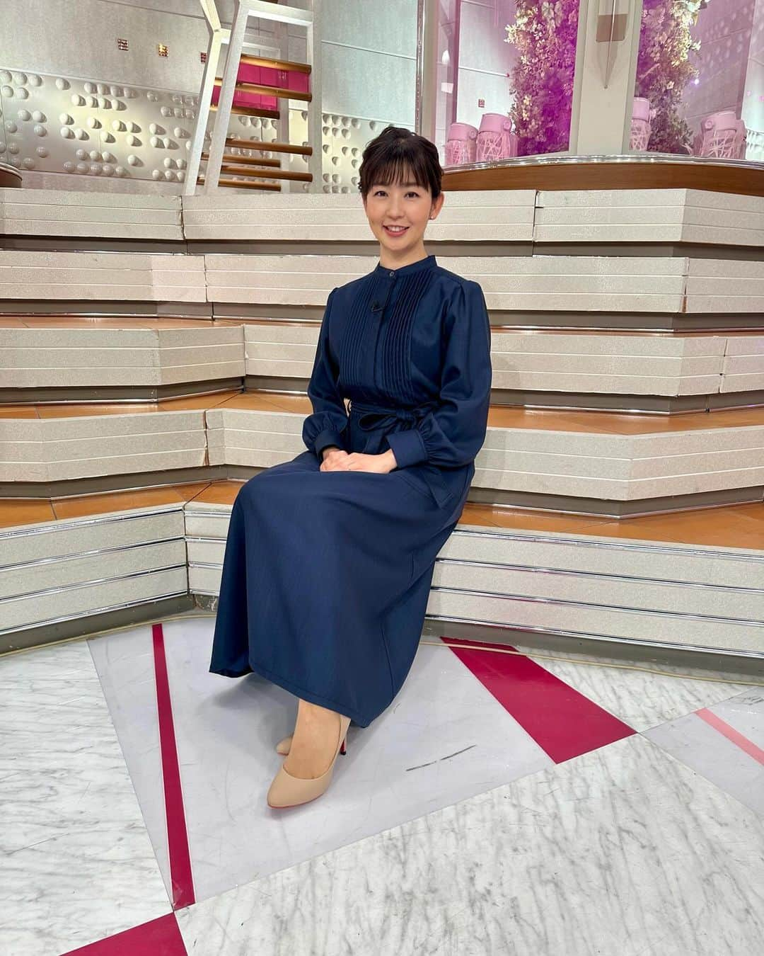 松尾由美子のインスタグラム：「. 今日もご覧いただき ありがとうございました！ 太平洋側、空気が乾燥しています。 火の元おはだ喉のケアお気をつけて！  ワンピース DAMAcollection @dama_jp  イヤリング ete @ete_official  きちんと感のあるシャツワンピース。 ウエストマークでメリハリを。 しっかりとした厚めの素材とネイビーの色が、カジュアルになりやすいシャツワンピもきちんとしたコーデに。  #松尾と服 #衣装 #Ｊチャン」