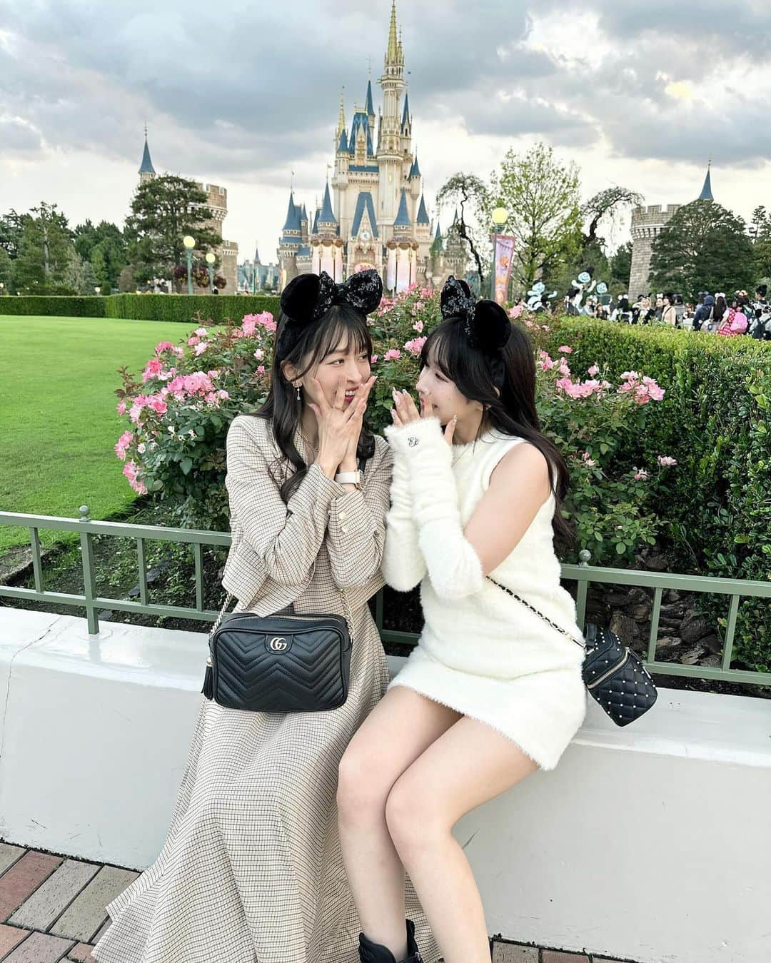 四島早紀さんのインスタグラム写真 - (四島早紀Instagram)「#夢の国 さきのん👭🏰  楽しかったな〜🐭🖤また行きたい〜♡⸝⸝꙳ #ディズニー40周年   #instagood #instalike #likeforlikes #likeforfollow #followme #fff #japanese #japanesegirl #ディズニー #ディズニーランド #ディズニーカチューシャ #disneyland #tokyodisneyland #tokyodisneyresort #東京 #ディズニーランド #千葉」12月6日 19時15分 - saki_shishima