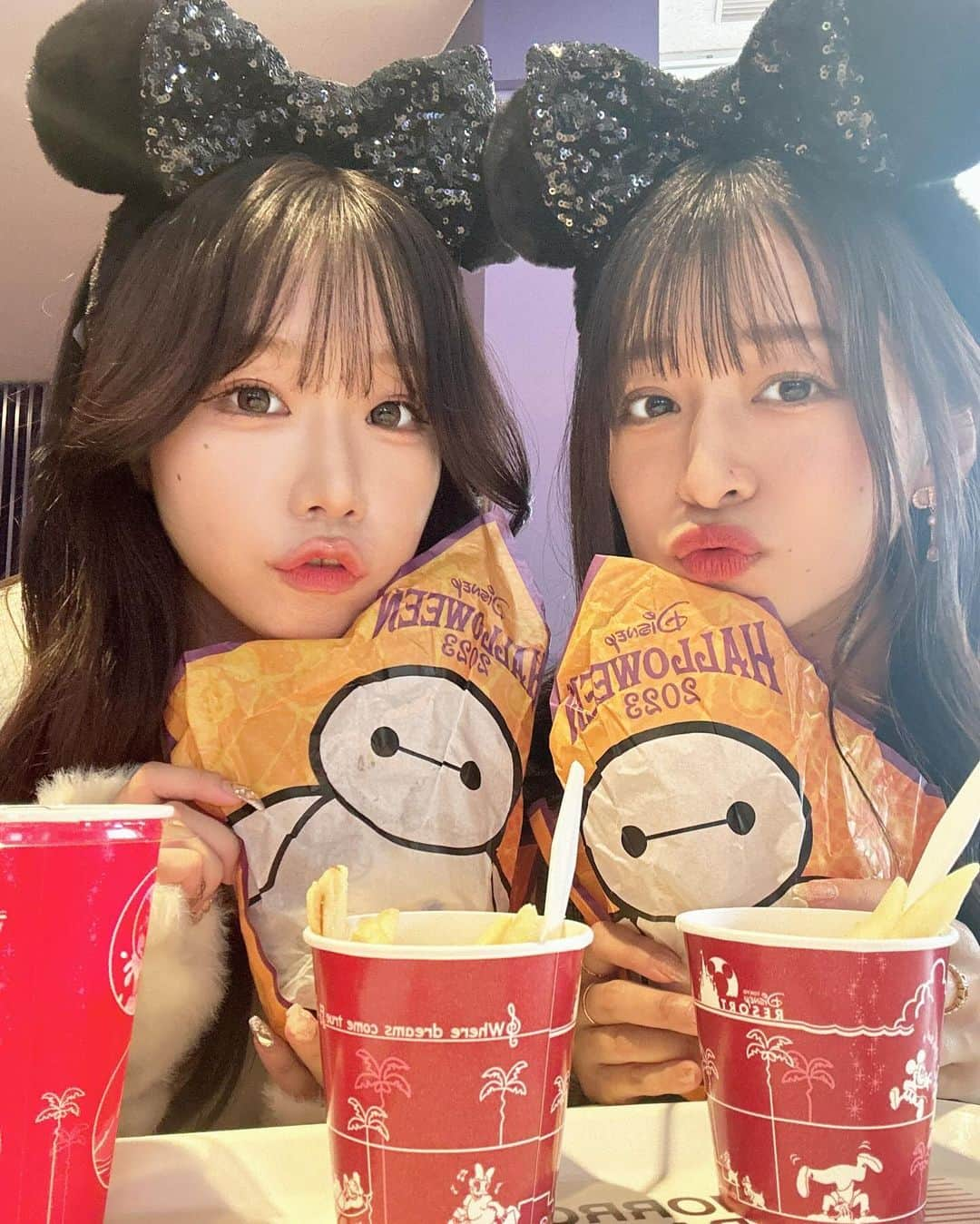 四島早紀さんのインスタグラム写真 - (四島早紀Instagram)「#夢の国 さきのん👭🏰  楽しかったな〜🐭🖤また行きたい〜♡⸝⸝꙳ #ディズニー40周年   #instagood #instalike #likeforlikes #likeforfollow #followme #fff #japanese #japanesegirl #ディズニー #ディズニーランド #ディズニーカチューシャ #disneyland #tokyodisneyland #tokyodisneyresort #東京 #ディズニーランド #千葉」12月6日 19時15分 - saki_shishima