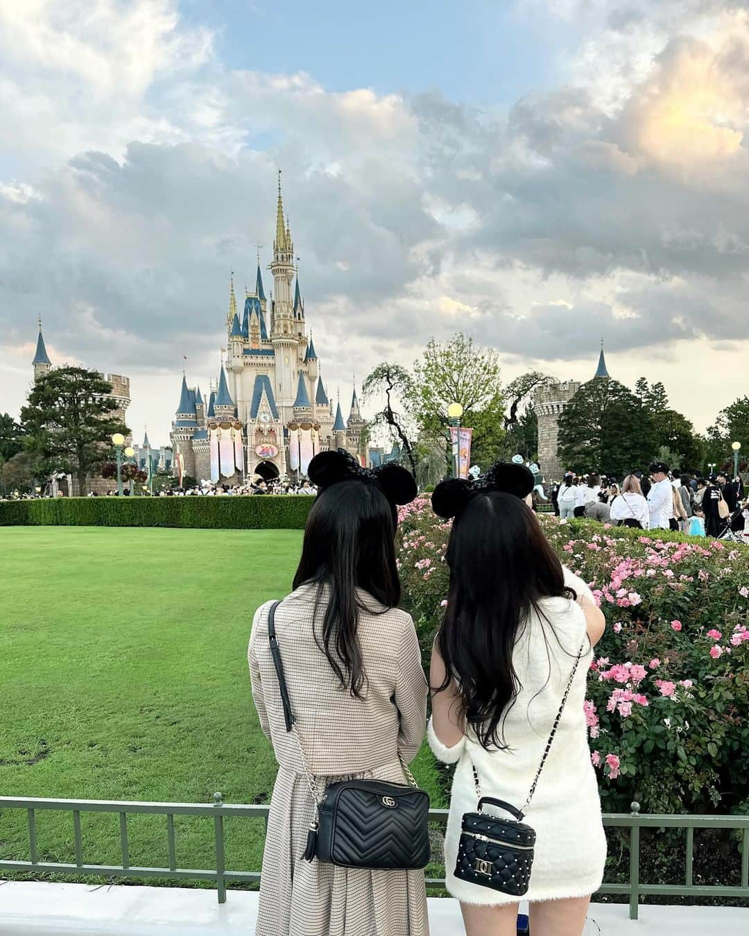 四島早紀さんのインスタグラム写真 - (四島早紀Instagram)「#夢の国 さきのん👭🏰  楽しかったな〜🐭🖤また行きたい〜♡⸝⸝꙳ #ディズニー40周年   #instagood #instalike #likeforlikes #likeforfollow #followme #fff #japanese #japanesegirl #ディズニー #ディズニーランド #ディズニーカチューシャ #disneyland #tokyodisneyland #tokyodisneyresort #東京 #ディズニーランド #千葉」12月6日 19時15分 - saki_shishima