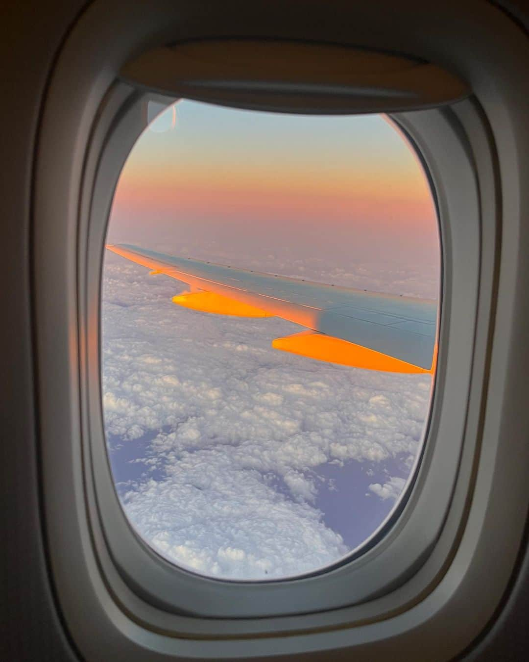 EMILY/BLUEさんのインスタグラム写真 - (EMILY/BLUEInstagram)「帰りの飛行機では 色々な表情見られた✈️☁️🌅✨  #韓国旅行 #韓国 #ファッション #海のある生活 #海のある暮らし #インテリア #男の子ママ #女の子ママ #海の見える家 #女子旅」12月6日 19時16分 - emilybluejewelry0220