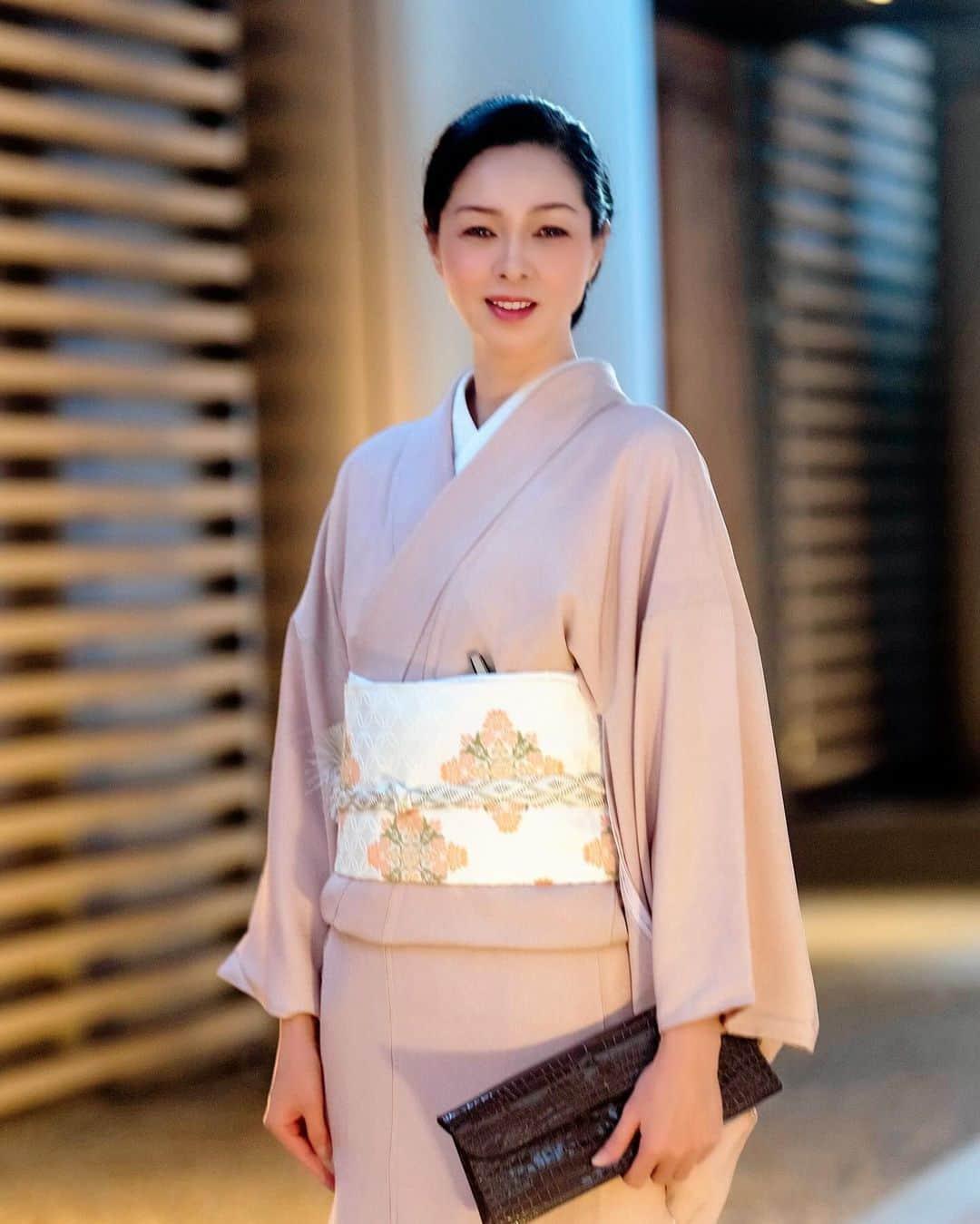 川原亜矢子さんのインスタグラム写真 - (川原亜矢子Instagram)「夜の外出✨ #tokyo #kimono #着物 #袋帯 #唐織 #有職文様 #唐花筥形 #フクオカ機業 #西陣織 #スモールクロコダイル #クラッチバッグ」12月6日 19時17分 - ayakokawahara