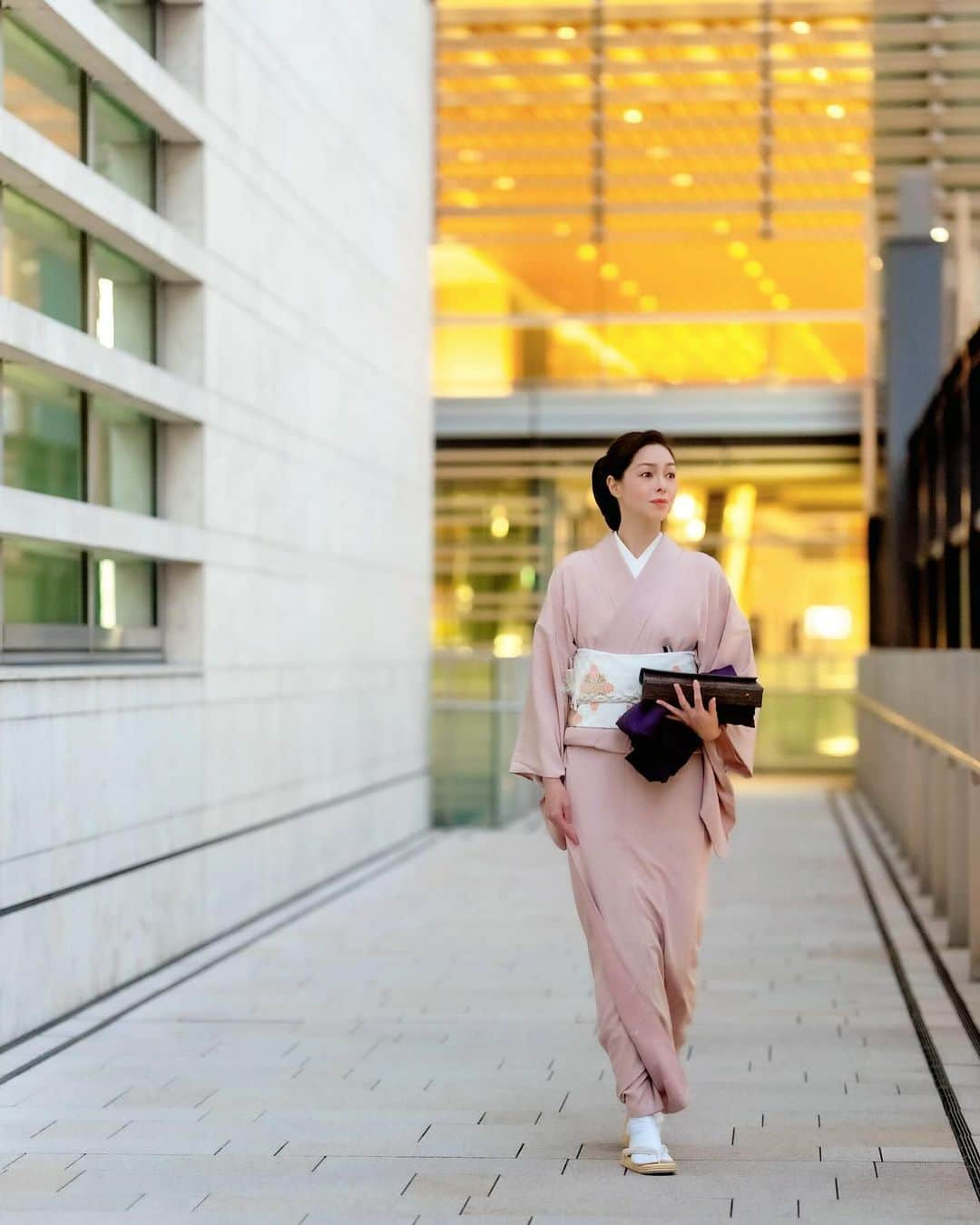 川原亜矢子さんのインスタグラム写真 - (川原亜矢子Instagram)「夜の外出✨ #tokyo #kimono #着物 #袋帯 #唐織 #有職文様 #唐花筥形 #フクオカ機業 #西陣織 #スモールクロコダイル #クラッチバッグ」12月6日 19時17分 - ayakokawahara