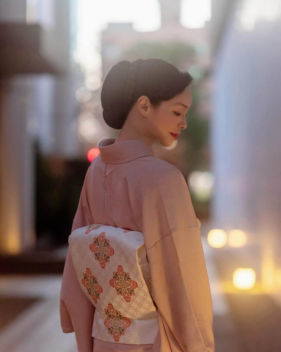 川原亜矢子のインスタグラム：「夜の外出✨ #tokyo #kimono #着物 #袋帯 #唐織 #有職文様 #唐花筥形 #フクオカ機業 #西陣織 #スモールクロコダイル #クラッチバッグ」