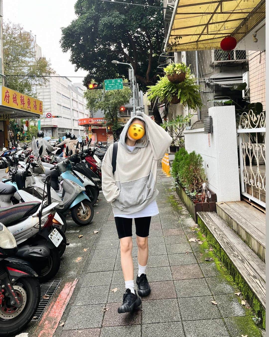 KARENさんのインスタグラム写真 - (KARENInstagram)「台湾服🇹🇼 写真も動画もたくさんあるからリールにまとめたいけど時間かかるからずっと後回し🫨  @suwdee_official  👕lining hoodieのGray 👖biker rib shorts 旅行中ってメイクも大してしないので(私だけかな)雑にバサっと着れるスウェットはマストだよね 159cmでおしりすっぽり丈〜 バイカーパンツはずっとやりたくて、ふわふわのあったか生地で発売したよっ😉  #suwdee #suwdeesnap #karen___tabi」12月6日 19時18分 - karen_nrsm