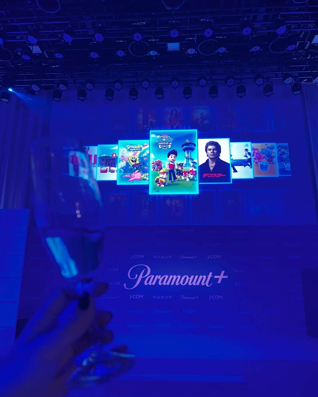 RaMuさんのインスタグラム写真 - (RaMuInstagram)「#paramount+ ローンチパーティにご招待頂いたぞー！ ウェルカムドリンクが青いシャンパン！ スポンジ・ボブもいた〜！思ったより小柄で持ち運べそう！  食べ物もお酒も美味しい  スタートレックシリーズ見たいのでパラプラ入りやす！！！   #パラプラ  #パラプラはじまる  #pr」12月6日 19時18分 - dpandaramu