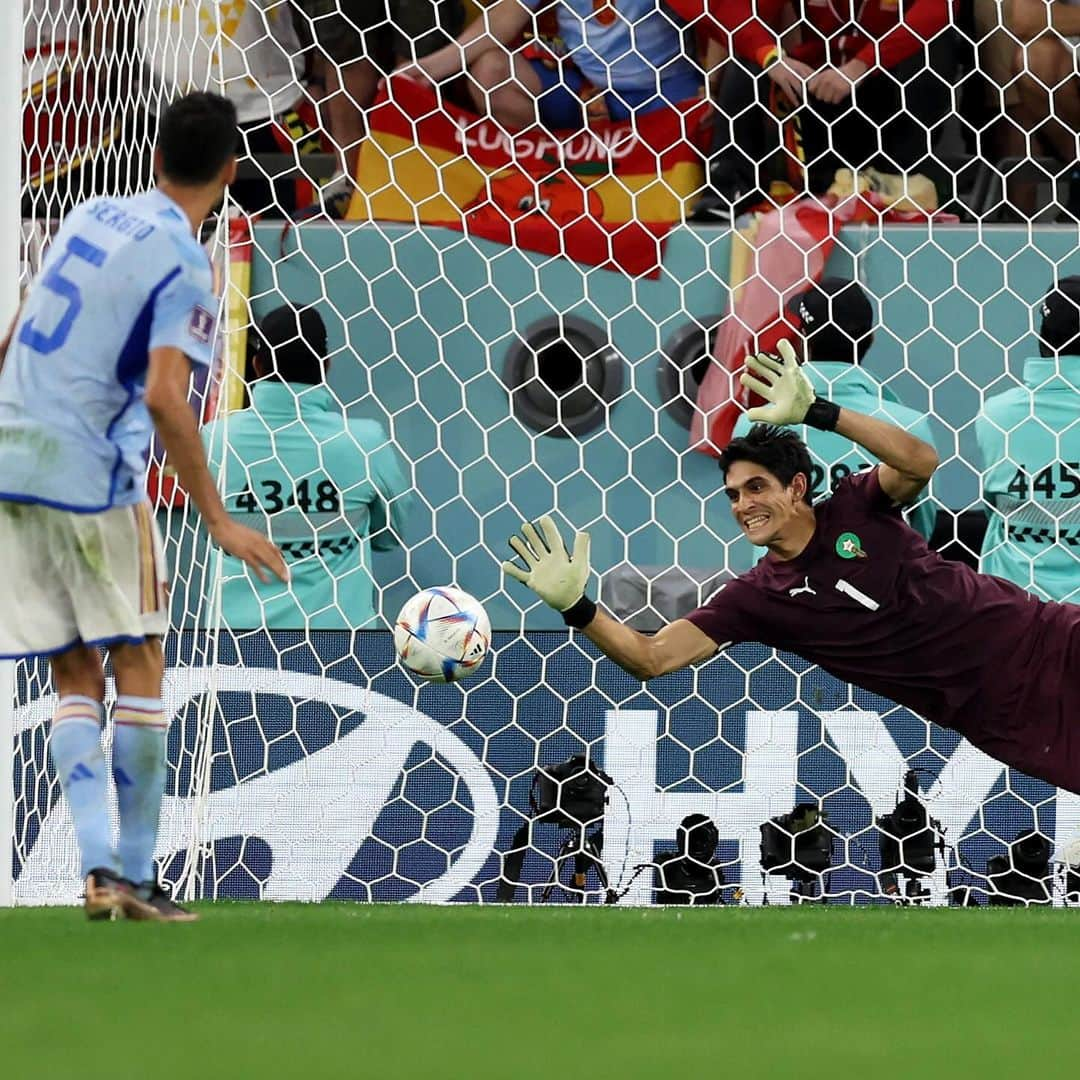 FIFAワールドカップさんのインスタグラム写真 - (FIFAワールドカップInstagram)「🇲🇦 Morocco's hero in net.  Yassine Bounou was sensational at #Qatar2022! 🧤  #OTD #FIFAWorldCup」12月6日 19時30分 - fifaworldcup