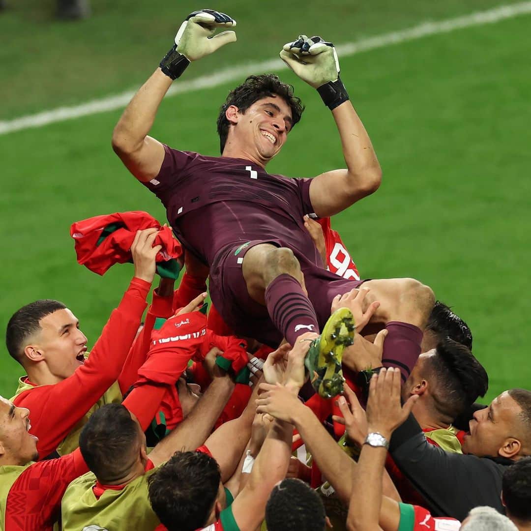 FIFAワールドカップさんのインスタグラム写真 - (FIFAワールドカップInstagram)「🇲🇦 Morocco's hero in net.  Yassine Bounou was sensational at #Qatar2022! 🧤  #OTD #FIFAWorldCup」12月6日 19時30分 - fifaworldcup