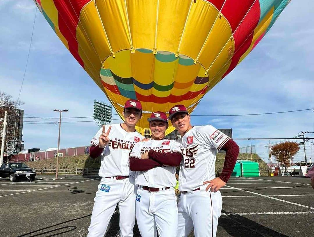 東北楽天ゴールデンイーグルスのインスタグラム：「🎈 ファン感の思い出💭 選手も気球を楽しみました🌈  #荘司康誠  #小孫竜二 #伊藤茉央 #津留﨑大成  #イヌワシパーク #ファンの方も一緒に #RakutenEagles #楽天イーグルスファン感謝祭2023」