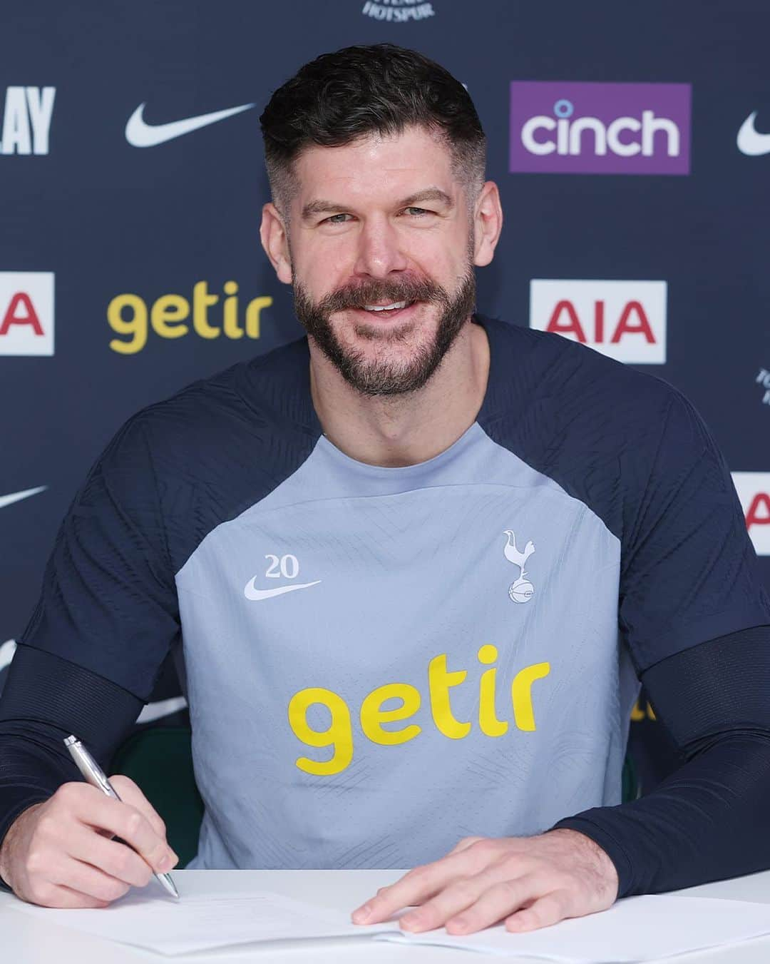 トッテナム・ホットスパーFCのインスタグラム：「We are delighted to announce that Fraser Forster has signed a new contract with the Club that will run until the summer of 2025 🤍」