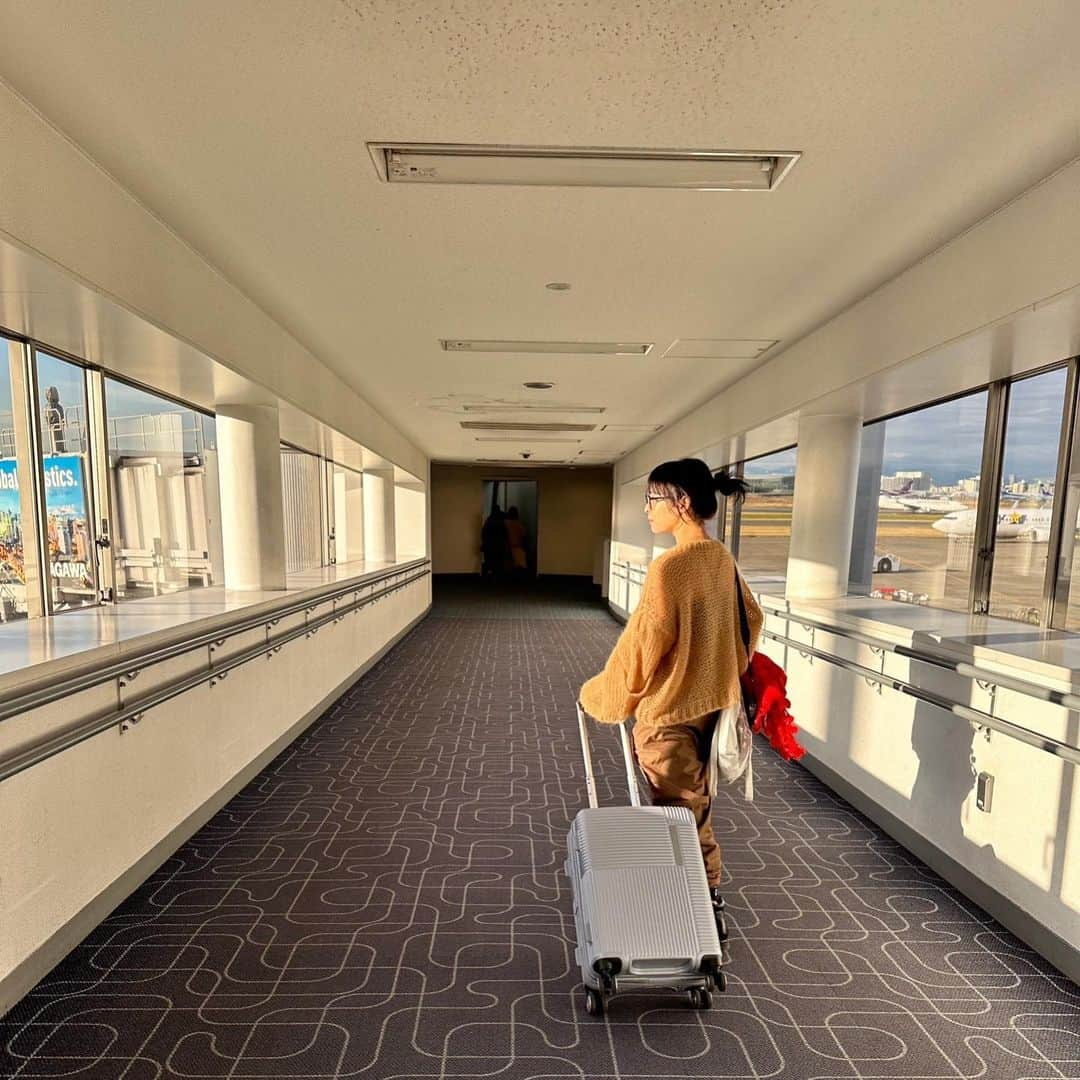 森七菜さんのインスタグラム写真 - (森七菜Instagram)「お仕事で飛行機に乗ることが多い最近。 飛行機早い便だからまだ外暗い時間に出発するの好き〜。 わかる〜？ 飛行機あるある言ってけぇ」12月6日 19時22分 - mori.chan.7