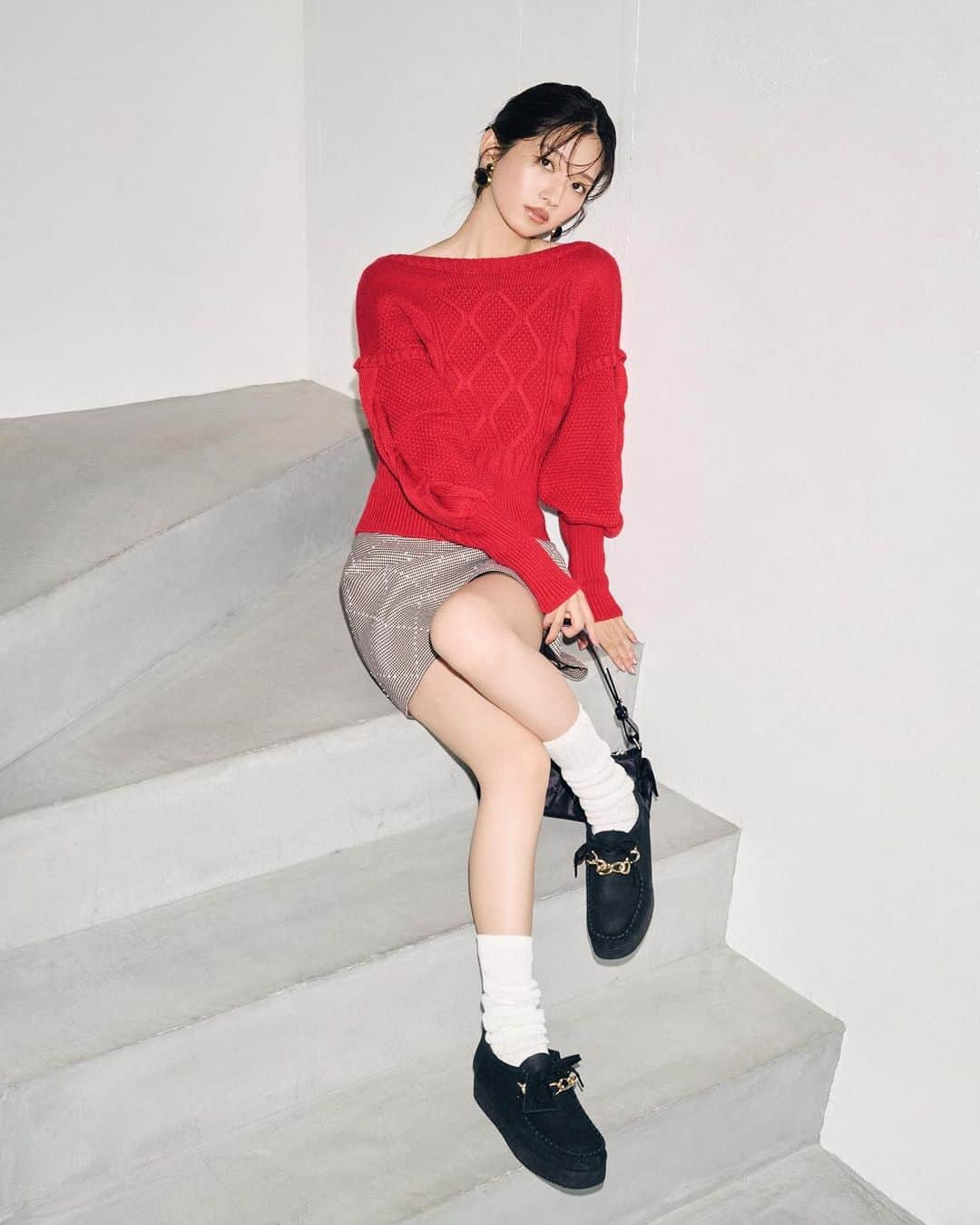 Lily Brownさんのインスタグラム写真 - (Lily BrownInstagram)「_  【12/7(木) 店頭入荷】  CLARKS ORIGINALS.™️ _LILY BROWN ⁡ ECストアにて 先行予約受付中  ■ITEM CLARKS ワラクラフトロー【LILY BROWNカスタム】 price：¥27,940(tax in) size：S(22.5cm)/M(23.5cm)/(24.5cm) color：BLK  【CLARKS HSTORY】 クラークスのストーリーは、およそ200年前にサイラスとジェームスというクラーク兄弟がシープスキン作ったスリッパが始まりでした。 当時としては画期的だった発明と職人技の組み合わせは、今日に至るまでクラークスの靴づくりの本質です。そして今も変わらず、クラークスのシューズは全てシデの木材から手作業で削り出した木型から作られており、高度な製造技術やテクノロジー、そして最新の材料に支えられ、現代に合った完璧なシューズを生み出しています。  #lilybrown #リリーブラウン #vintage #vintagefeature #clarks #clarksoriginals #クラーク ス」12月6日 19時23分 - lily_brown_official