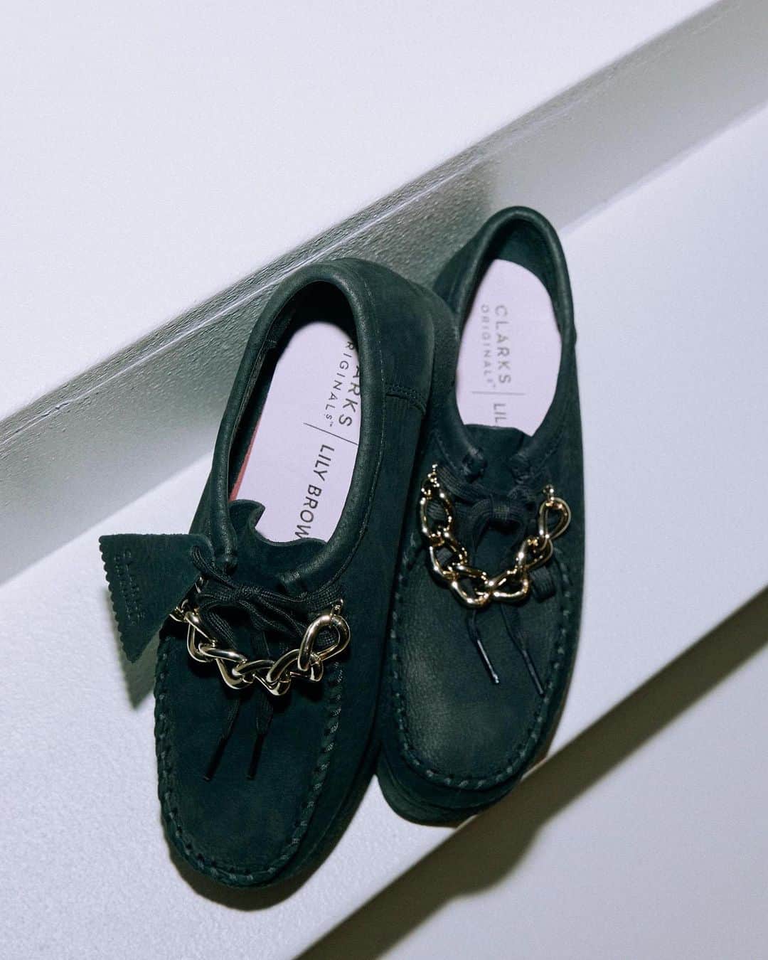 Lily Brownさんのインスタグラム写真 - (Lily BrownInstagram)「_  【12/7(木) 店頭入荷】  CLARKS ORIGINALS.™️ _LILY BROWN ⁡ ECストアにて 先行予約受付中  ■ITEM CLARKS ワラクラフトロー【LILY BROWNカスタム】 price：¥27,940(tax in) size：S(22.5cm)/M(23.5cm)/(24.5cm) color：BLK  【CLARKS HSTORY】 クラークスのストーリーは、およそ200年前にサイラスとジェームスというクラーク兄弟がシープスキン作ったスリッパが始まりでした。 当時としては画期的だった発明と職人技の組み合わせは、今日に至るまでクラークスの靴づくりの本質です。そして今も変わらず、クラークスのシューズは全てシデの木材から手作業で削り出した木型から作られており、高度な製造技術やテクノロジー、そして最新の材料に支えられ、現代に合った完璧なシューズを生み出しています。  #lilybrown #リリーブラウン #vintage #vintagefeature #clarks #clarksoriginals #クラーク ス」12月6日 19時23分 - lily_brown_official