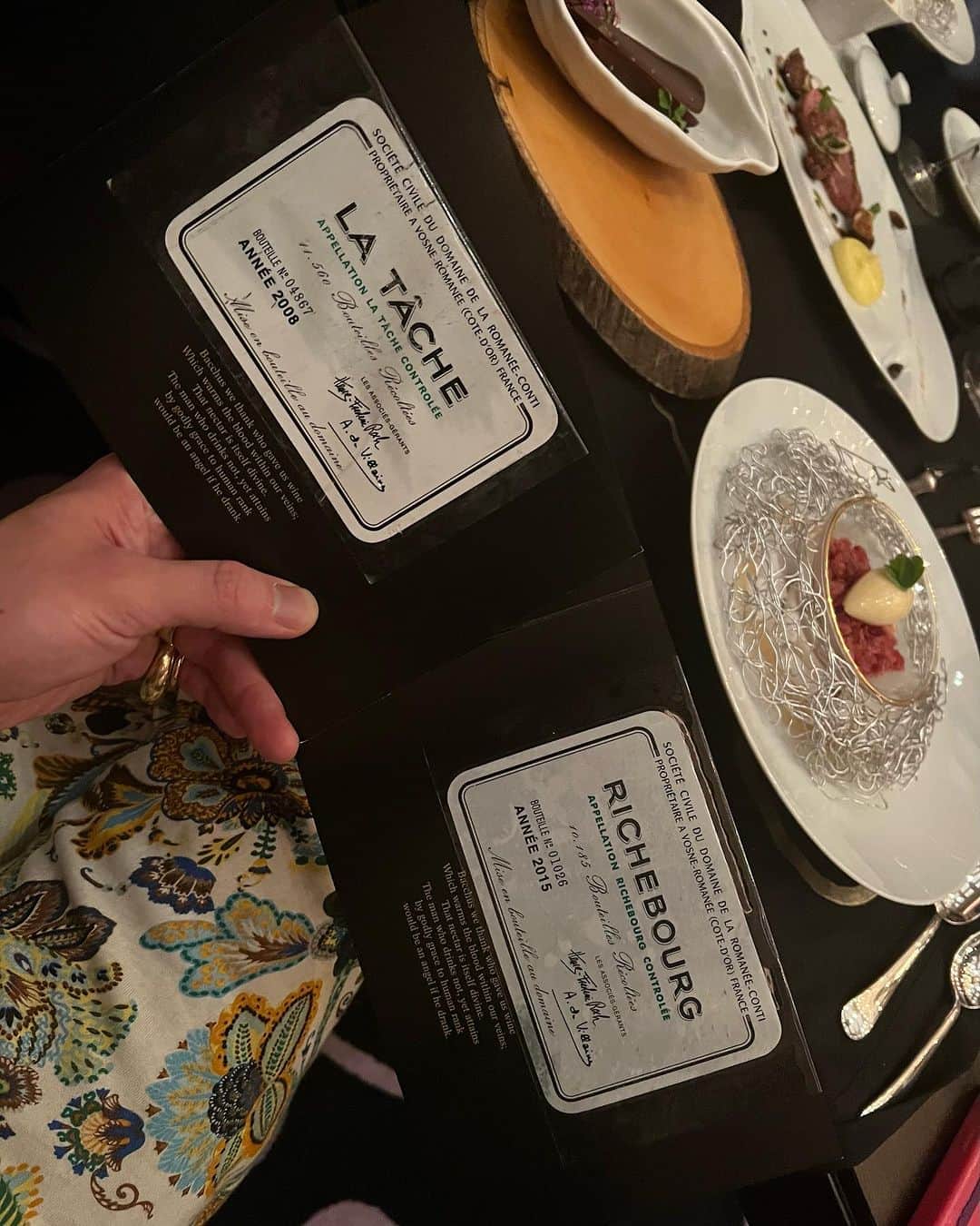 TOMOROさんのインスタグラム写真 - (TOMOROInstagram)「世界一のラスベガスの「ロブション」で、ディナー🍽️💕  ロマネコンティ２種類飲み比べしたよん🍷🍷贅沢すぎディナー🍽️🍽️🍽️✨✨❤️❤️💚💚👍✨  ブリブリでロマネコンティ飲んで世界一のラスベガスのロブションでディナー　#会計５００万円超え💰  Dinner at Joël Robuchon in Las Vegas MGM GRAND, the best french restaurant in the world 🍽️💕  I compared to drink two types of Romanée-Conti 🍷🍷 Too luxurious dinner 🍽️🍽️🍽️✨✨❤️❤️💚💚👍✨  Drink Romanée-Conti with smoke weed and have dinner at Robuchon in Las Vegas, the best restaurant in the world #Amount price exceeds 35,000.00 dollars💰  #ラスベガス #LasVegas #ヒルズグルメ部 #TOMORO #ロマネコンティ」12月6日 19時25分 - tomoro_king6666