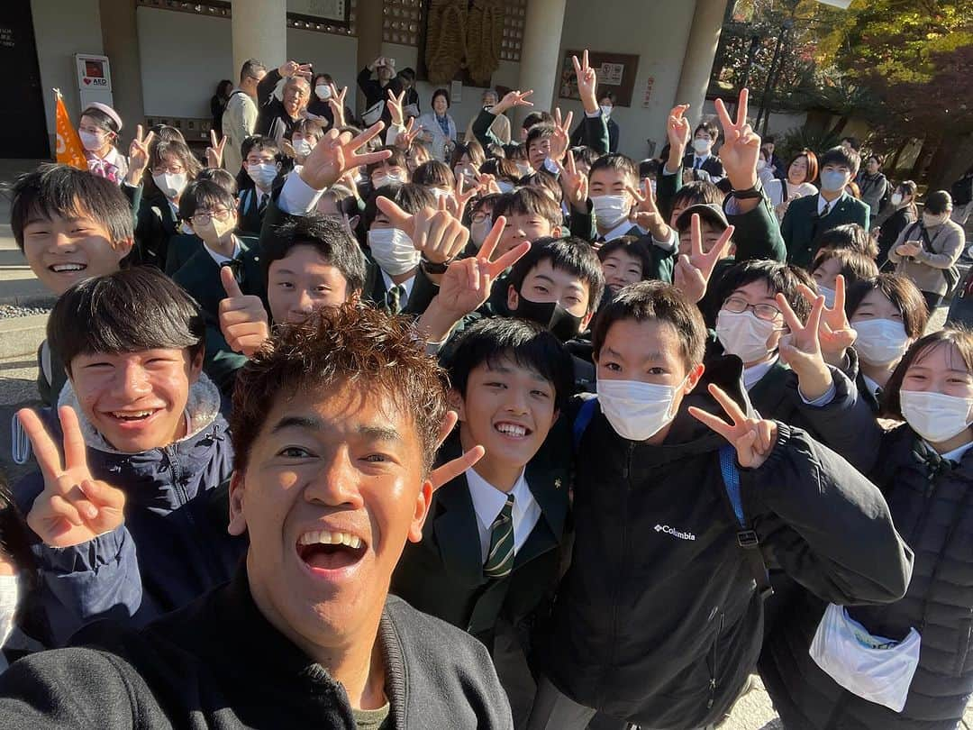 武井壮さんのインスタグラム写真 - (武井壮Instagram)「修学旅行生達と突然記念撮影笑 いい人生送れよ！！！」12月6日 19時26分 - sosotakei