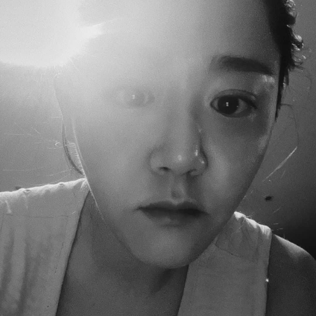 ムン・グニョンのインスタグラム：「⠀⠀⠀⠀⠀⠀⠀⠀⠀⠀⠀⠀⠀⠀⠀⠀ 간만에- 끊임없이 슬픔이 일렁이는 하루였다.  #Day3001💋」