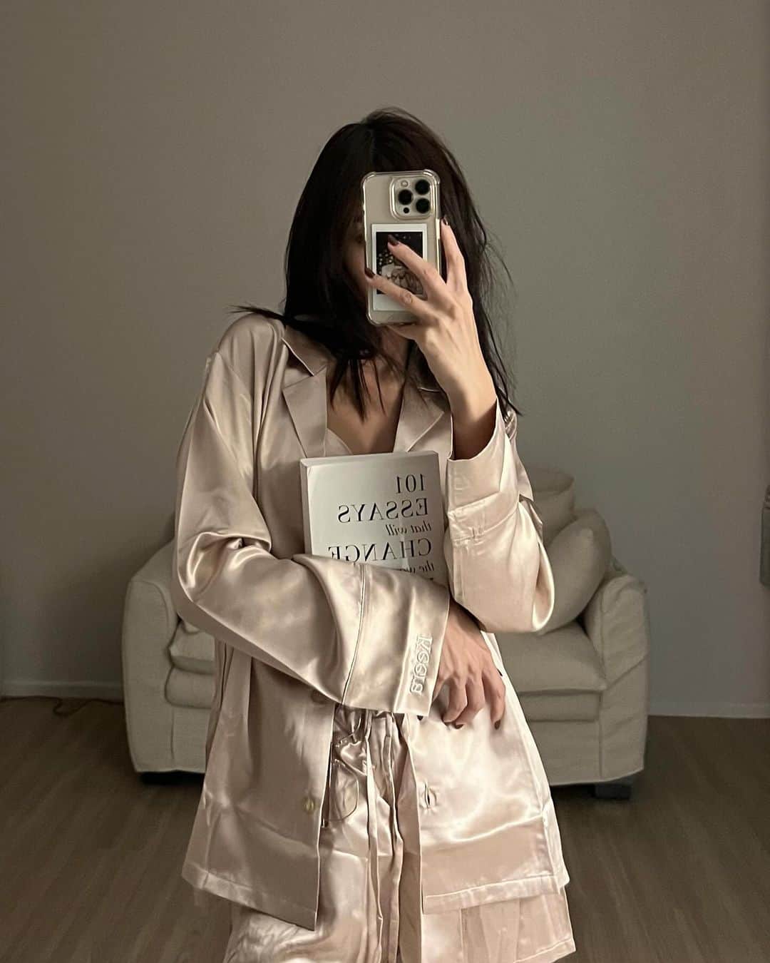 イプシー・キーラティさんのインスタグラム写真 - (イプシー・キーラティInstagram)「Mood : sleepless nights are better when you’re in silk, 🤍  @bui.moments」12月6日 19時27分 - gypsykeerati