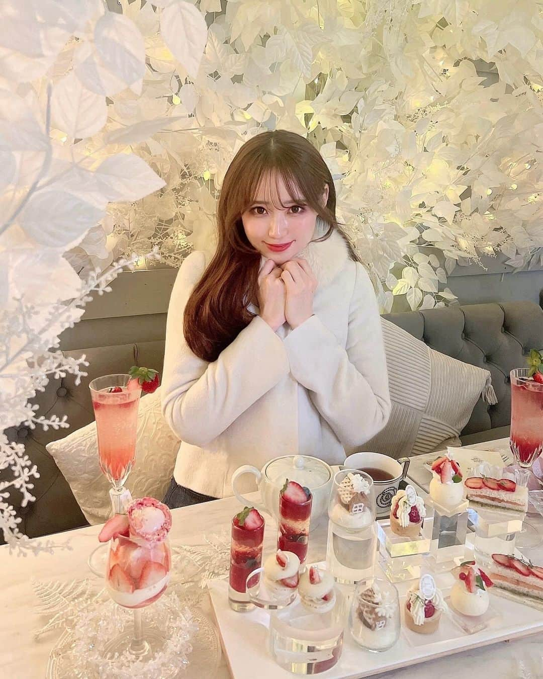 小越しほみのインスタグラム：「White Magnolia Afternoon Tea❄️  @hautecouturecafe_official 真っ白な世界で ホワイトクリスマス感🤍  アフヌン量もちょうどいいし味もおいしいの ご飯系がしっかりあるの嬉しい☺️   .  #オートクチュールカフェ #オートクチュールカフェ中目黒  #hautecouturecafe #中目黒 #中目黒カフェ #中目黒グルメ #映えスポット #映えカフェ #おしゃれカフェ #カフェ巡り #カフェ活 #カフェ活 #カフェスタグラム #東京カフェ #アフヌンコーデ #アフタヌーンティーコーデ #cafe #afternoontea #アフヌン #アフヌン巡り #アフヌン女子 #アフターヌーンティー #スイーツ #スイーツ巡り #ホワイトコーデ #冬服コーデ #冬コーデ #ヌン活 #カフェ好き #東京カフェ #グルメ女子 #ホワイトクリスマス」