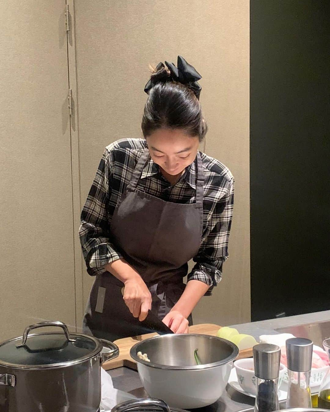 ソ・ヒョリムのインスタグラム：「올 해가 가기전에 요리수업 🧑‍🍳 선생님덕분에 요리가 많이 늘었어요💕 똑같은 레시피. 다른 맛🥲 #라퀴진쿠킹클래스」