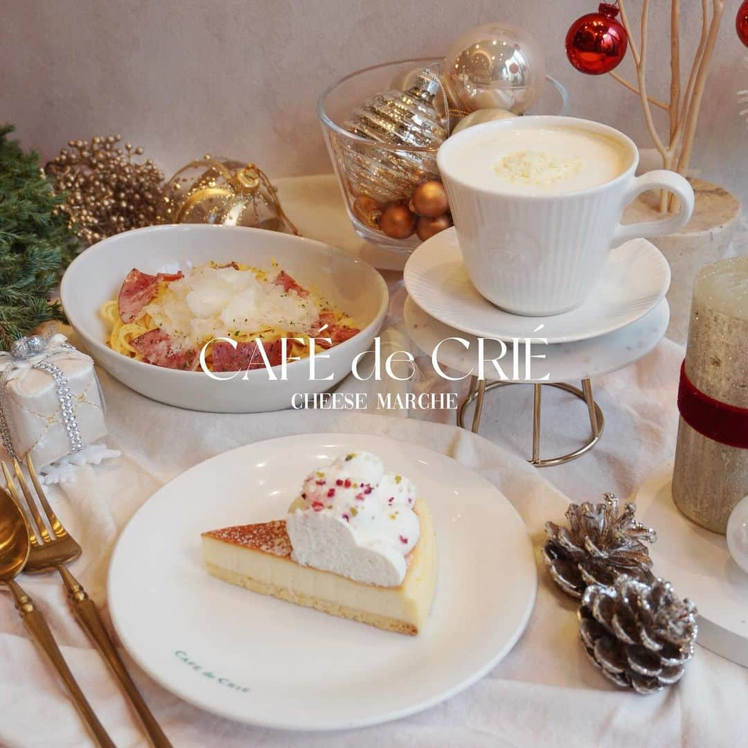 みちかのインスタグラム：「カフェ・ド・クリエ @cafedecrie で12/6から発売されるチーズメニューを一足お先に食べてきました✌️全部で3種類🧀  ✔️イタリア産チーズの本格カチョエペペ └カチョエペペはロンドンにいる時にハマりまくっていろんなパスタ屋さんで食べまくり、家でも自分でいろんなチーズを買ってきて作ったりしてたんだけど…🇮🇹今回のこのメニュー、かなり本格的でした！！😳びっくり！！パルメザンチーズと粗挽きブラックペッパーの組み合わせにふわふわのペコリーノチーズがかかってて…コスパ良すぎる…🤦🏻‍♀️  ✔️とろけるチーズのクリーミーモカ チーズホイップってなんでこんなにも全てのものを美味しくしてしまうんだろうか？？(笑)ホワイトモカにオリジナルのチェダーチーズソースが入ってて、そこにチーズホイップとホワイトチョコが乗ってるんだけど、ほんのりチーズのしょっぱみがある甘いドリンク…おいしすぎて無限に飲める…🧀❤️  ✔️3種のこだわりチーズタルト ケーキというよりケーキの上に乗ってるクリームがかなり美味しい。ゴーダチーズ、マスカルポーネ、クリームチーズで作ったクリームらしい。  期間限定なのでぜひ食べてみてね！電源Wi-Fiもあって、ランチ食べながら作業もできるリモートワーカーにとって貴重なカフェです☕️🍝  #東京カフェ #渋谷カフェ #限定メニュー #電源カフェ #リモートワーク #カフェ巡り #ノマドワーカー #チーズ #sponsored #カフェ」