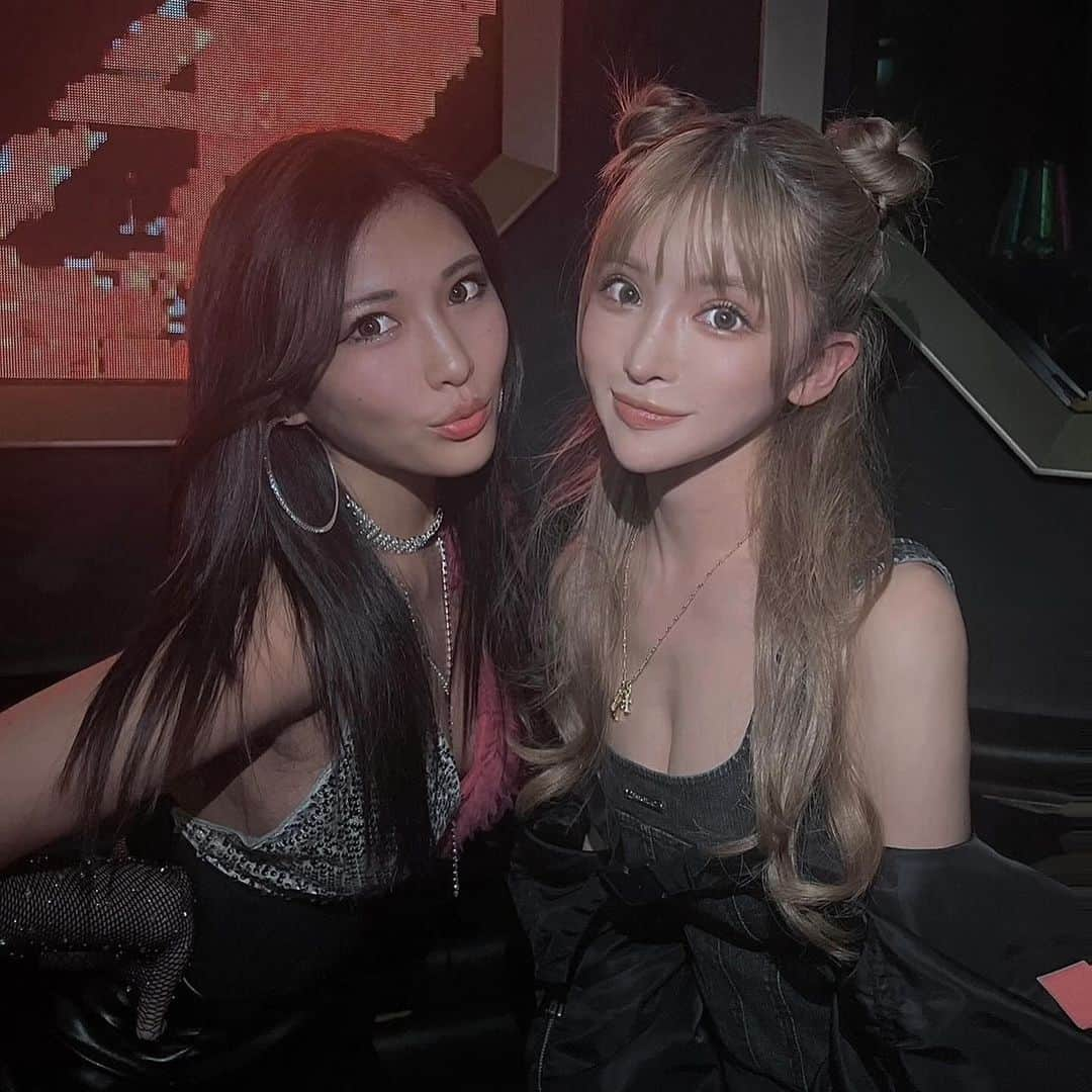 小原優花さんのインスタグラム写真 - (小原優花Instagram)「12.4銀座RAISE DJ🎧🖤 @raisetokyo   ありがとうございました🥰 好きなスタイルでDJをさせて頂きとても楽しかったです🫶🏻✨  ダイキさんがめっちゃ良い写真を撮って下さいました😭🙏🏻 @daiki.wakabayashi   ブッキングからサポートまで今回も大変お世話になりました🥹🌼  動画はりさちゃんからいただきました☺️💓 @risa_booo  パワフルで可愛いりさちゃんはこの日にDJデビュー！！✨✨ おめでとうございます！！🥳💖  また皆さんとご一緒できる日を楽しみにしております🙆‍♀️❣️  #raise #raisetokyo #ginza #club #dj #girlsdj」12月6日 19時34分 - yunkoro519