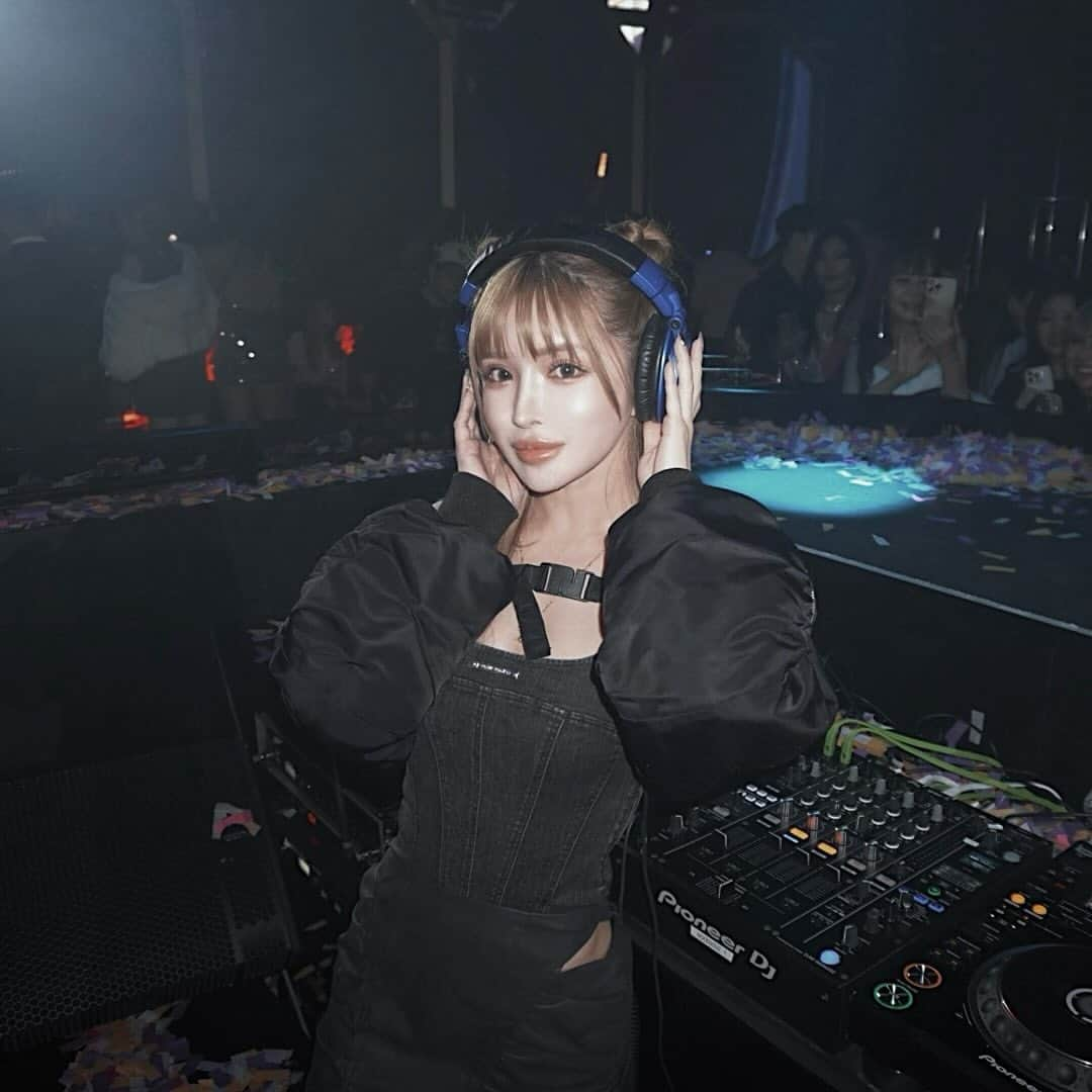 小原優花のインスタグラム：「12.4銀座RAISE DJ🎧🖤 @raisetokyo   ありがとうございました🥰 好きなスタイルでDJをさせて頂きとても楽しかったです🫶🏻✨  ダイキさんがめっちゃ良い写真を撮って下さいました😭🙏🏻 @daiki.wakabayashi   ブッキングからサポートまで今回も大変お世話になりました🥹🌼  動画はりさちゃんからいただきました☺️💓 @risa_booo  パワフルで可愛いりさちゃんはこの日にDJデビュー！！✨✨ おめでとうございます！！🥳💖  また皆さんとご一緒できる日を楽しみにしております🙆‍♀️❣️  #raise #raisetokyo #ginza #club #dj #girlsdj」