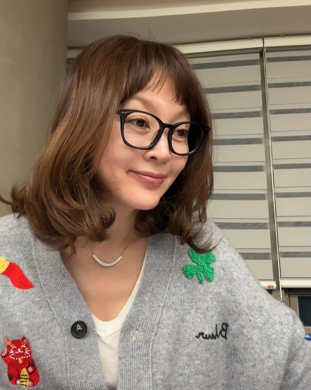 イ・スンヨンのインスタグラム：「#AIP 저작권정책의 이론과 실제   공부는 열심히~~!!!하는 와중에 팔찌가 너무 이뻐서~  아 흑 💦 😭 😂 😢   다시 집중집중 집주우우웅 ~!!!  ㅋㅋ 팔찌로 집중 ㅣㅣ🤣🤣🤣  #AIP14기 #수석부회장 #나😝😝  #죄송할따름ㅋ」