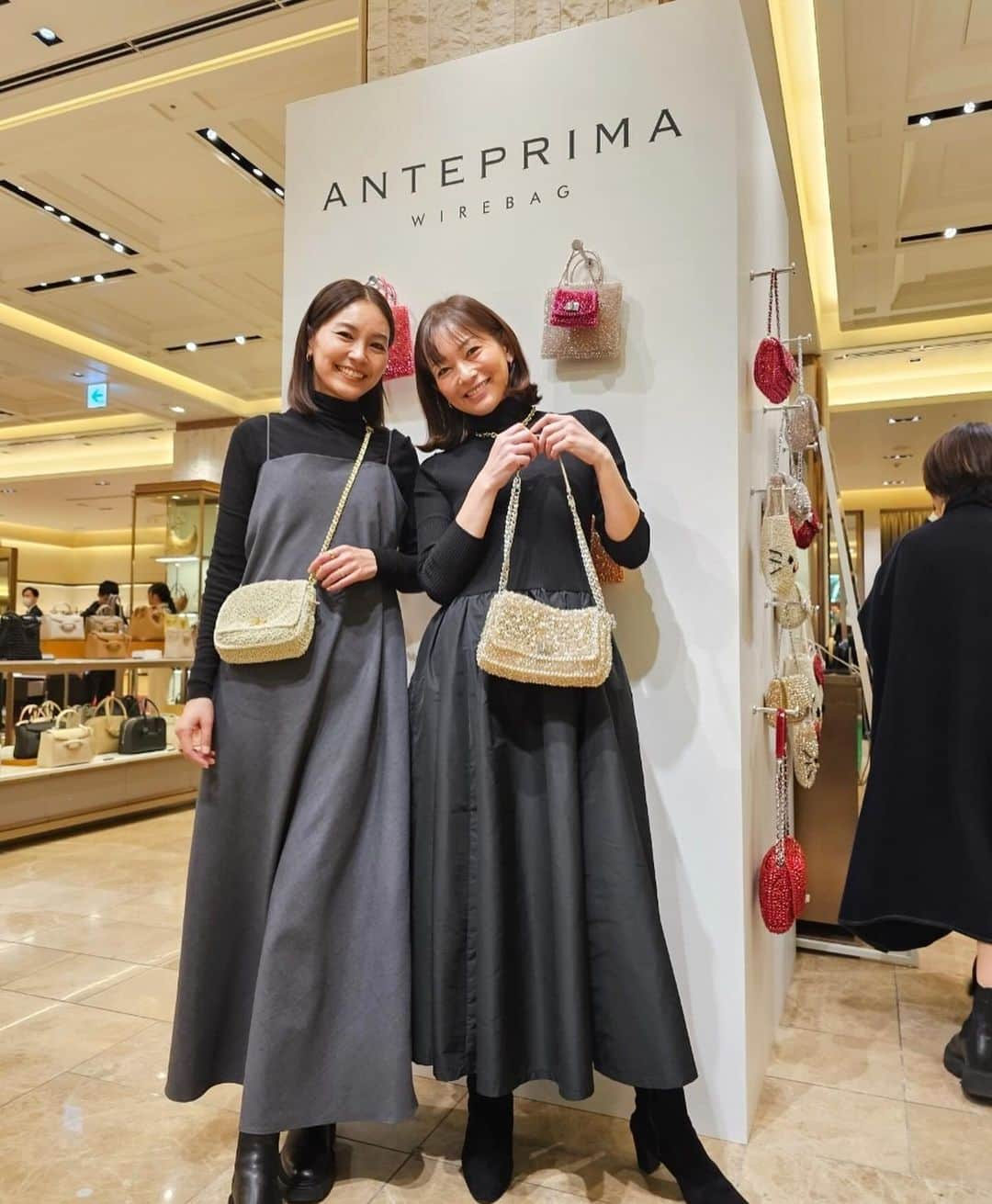 ナオさんのインスタグラム写真 - (ナオInstagram)「銀座三越で開催中のANTEPRIMAのPOP UPへ✨  @anteprima_japan   キラキラしているバッグやパールがついているバッグ どれも可愛い〜🩷 身に付けたら華やかになって心が踊ったよ😊  純ちゃんとこれも可愛いよー これもーとたくさん見てまわりました😊  「銀座三越　ANTEPRIMA POP UP STORE」 開催日程　2023 12/6（水）〜12/12（火） 開催場所　三越銀座店　本館1階プロモーション  #anteprima #アンテプリマ #pr」12月6日 19時37分 - nao_nao310