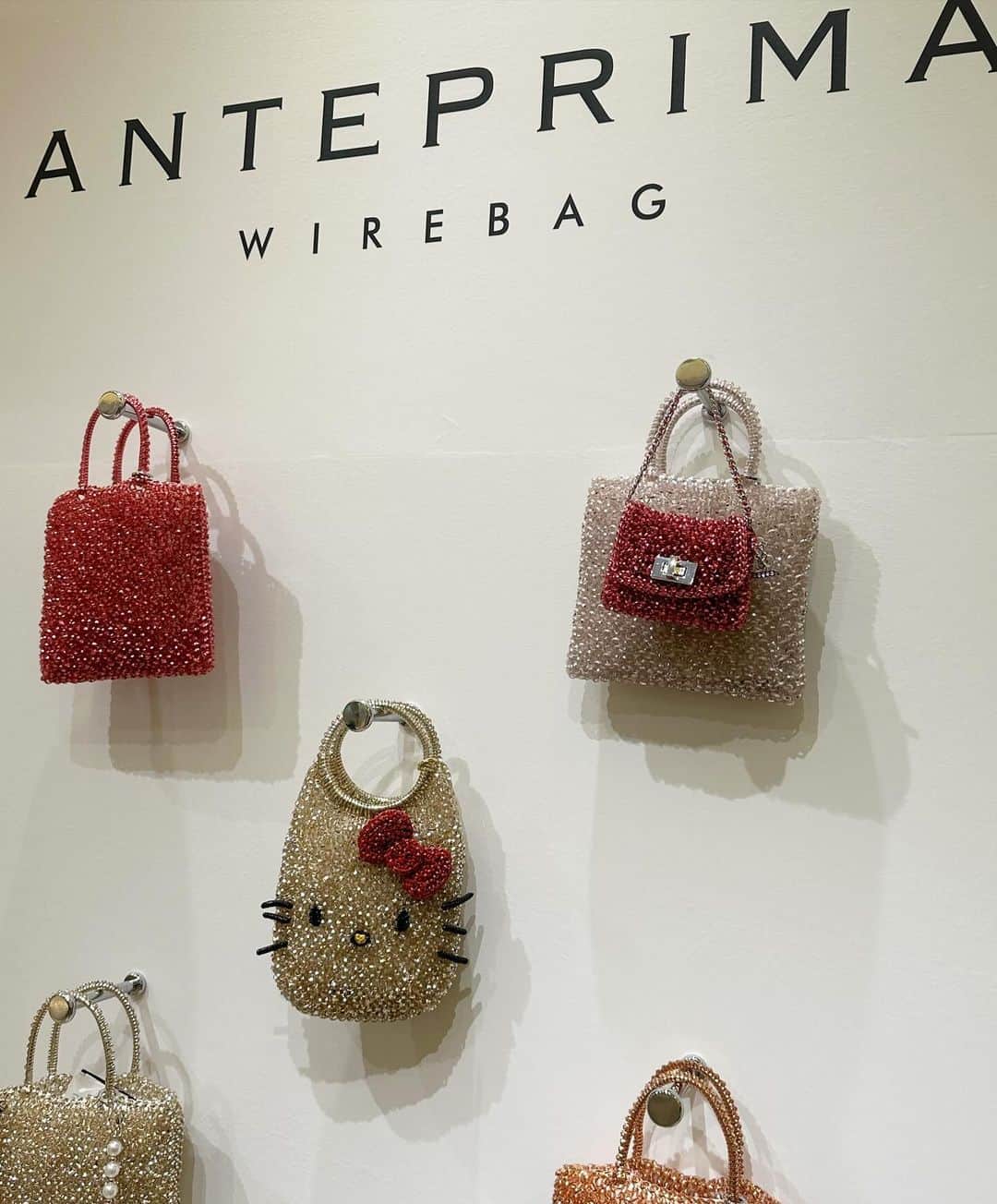 ナオさんのインスタグラム写真 - (ナオInstagram)「銀座三越で開催中のANTEPRIMAのPOP UPへ✨  @anteprima_japan   キラキラしているバッグやパールがついているバッグ どれも可愛い〜🩷 身に付けたら華やかになって心が踊ったよ😊  純ちゃんとこれも可愛いよー これもーとたくさん見てまわりました😊  「銀座三越　ANTEPRIMA POP UP STORE」 開催日程　2023 12/6（水）〜12/12（火） 開催場所　三越銀座店　本館1階プロモーション  #anteprima #アンテプリマ #pr」12月6日 19時37分 - nao_nao310