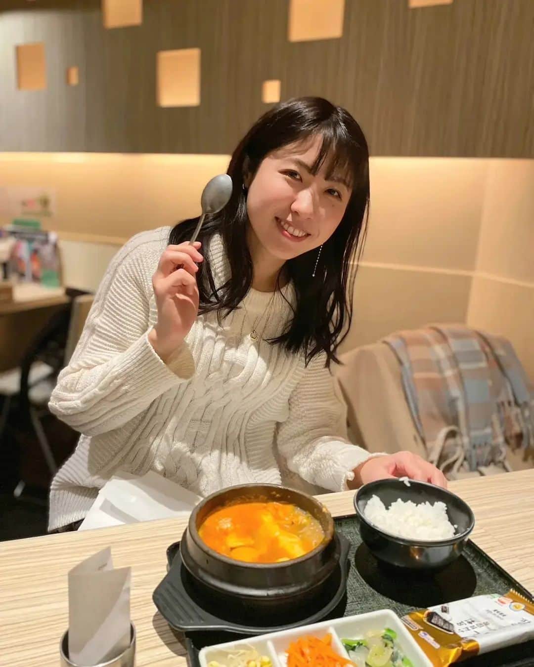 小谷津友里のインスタグラム：「寒いねぇ❄️温かい食べ物がより美味しく感じる☺️🤍  #スンドゥブ #韓国料理 #맛있어요 #辛い」