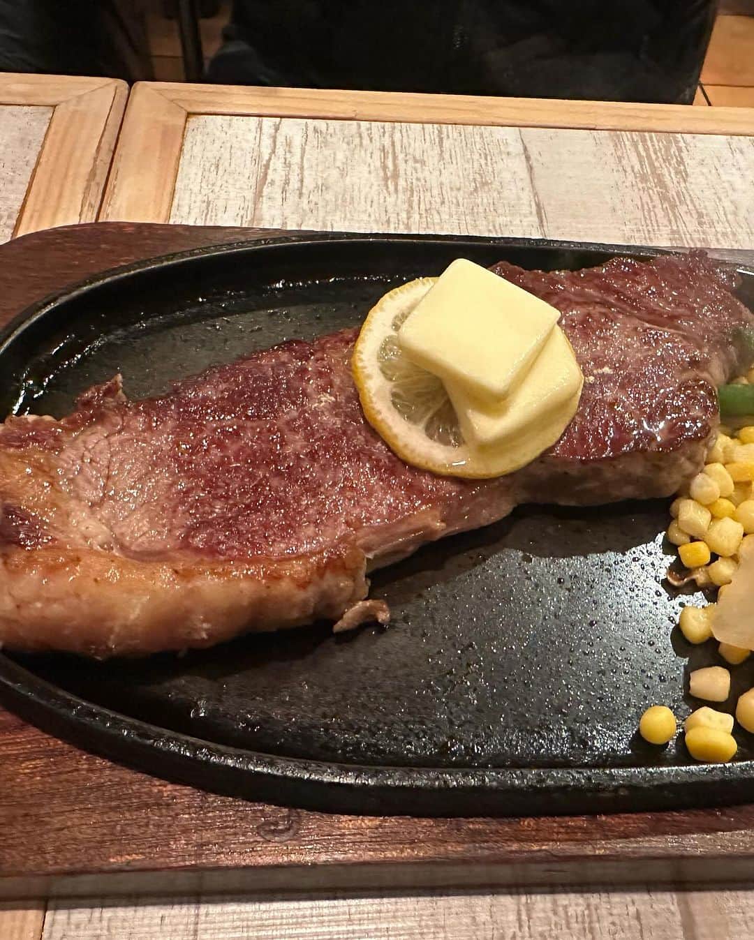 佐藤弘道さんのインスタグラム写真 - (佐藤弘道Instagram)「今日はレコーディング！ 久しぶりに5時間も歌ったよ(^^) 歌うのって、本当に体力がいるよねぇ！  という事で、今夜のパワーチャージはサーロインステーキにしました♡」12月6日 19時47分 - satouhiromichi023