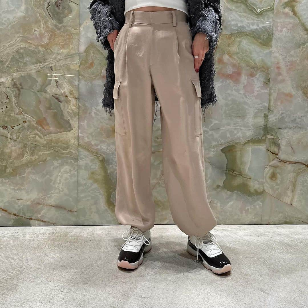 H BEAUTY&YOUTHのインスタグラム：「＜H BEAUTY&YOUTH＞ ACETATE SATIN MILITALY PANTS ¥25,300 Color: BEIGE/NAVY/BLACK Size: S/M/L (着用スタッフ: 165cm 着用サイズ: S)  #H_beautyandyouth #エイチビューティアンドユース @h_beautyandyouth  #BEAUTYANDYOUTH #ビューティアンドユース #Unitedarrows #ユナイテッドアローズ #erikokatori #tres #nike #lorenstewart」