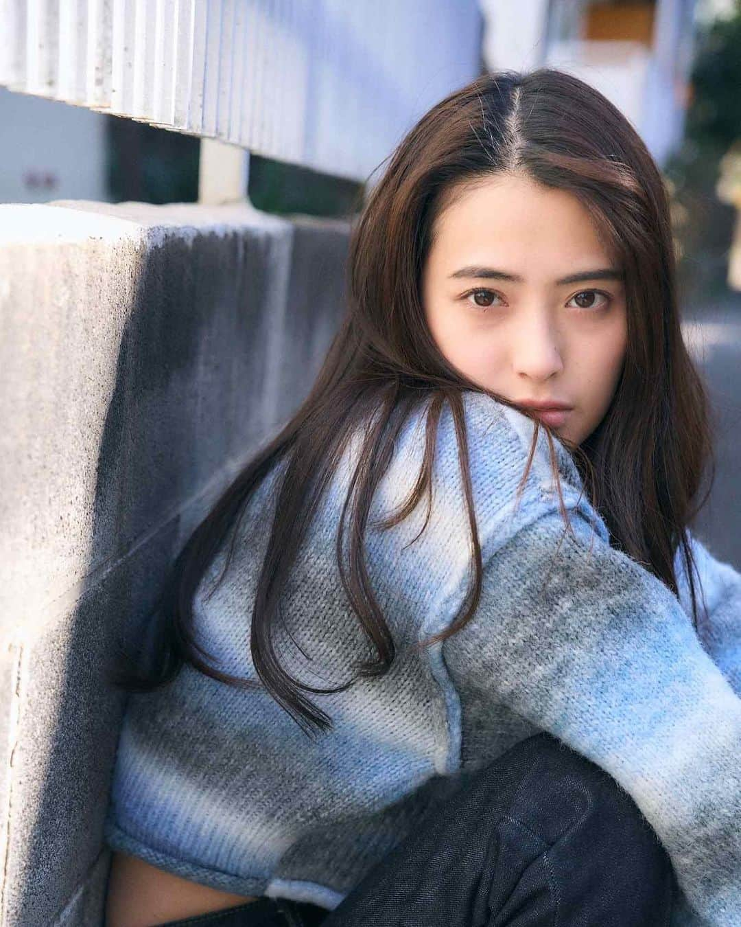 LUNAのインスタグラム：「Blue Knit🧵  photo by @yoheisato3569   #作品撮り #作撮り  #広告モデル #雑誌モデル #美容雑誌  #japanesemodel #asiamodel  #testshooting #shooting  #fashionmodel #beautymodel  #portrait #portphotography」