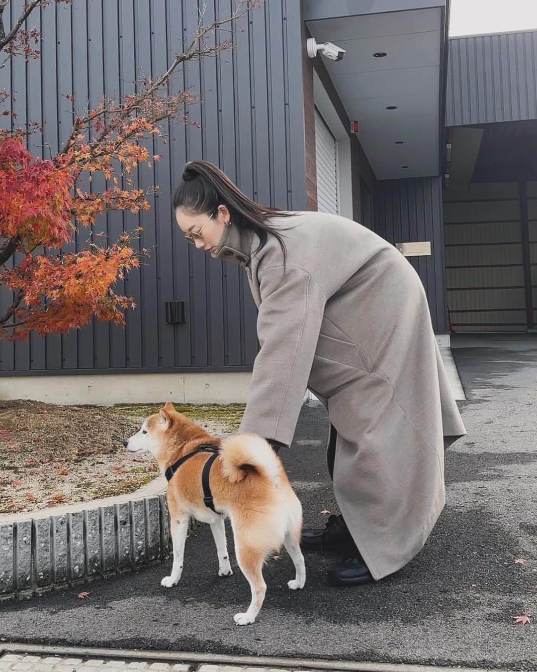TOMOKAのインスタグラム：「@lpdgem.official  アウターセール始まってます📢 完売商品も出て来ているのでお早めに🥲  マーブルチョコとカフェラテ買ってもらったの嬉しい☺️」