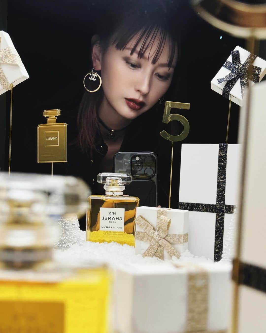 鈴木えみさんのインスタグラム写真 - (鈴木えみInstagram)「@CHANEL.BEAUTY シャネルのとっても素敵なホリデーイベント「CHANEL WONDERLAND」にご招待いただき、あそびに行ってきました❄️ 仕掛けがいっぱいで、タロットやマジックまであって楽しすぎたよ〜🤩💞 ㅤㅤㅤ メイクは、先にギフトでいただいていたコスメを使ってセルフメイク💫 使用色こちら↓ アイシャドウ：ルミエール グラフィック フェイス パウダー：デュオ プードゥル ルミエール ネイル エナメル：ヴェルニ 171 シークィン リップカラー：ルージュ アリュール ラック 91 ファンシー プリュンヌ ㅤㅤㅤ ムービー見返しても手品の仕掛けが分からなくて、ずっとスロー再生してる🤣はぁ〜楽しかった❣️ ㅤㅤㅤ #CHANEL #CHANELHoliday  #シャネルホリデー  #CHANELWonderland」12月6日 19時42分 - emisuzuki_official