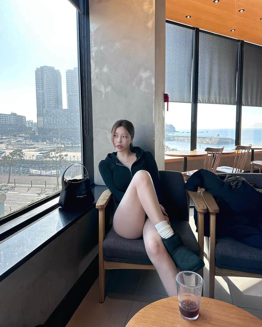Choi Somiのインスタグラム：「⠀⠀⠀⠀ #글랜더 #glander  9시에 만날 수 있는 아침형 인간 좋아요 (작고 단단한 카피바라 혹은 쿼카)  숏패딩이 트랜드라지만 추울 땐 롱패딩...」