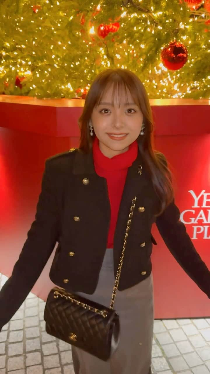 勝又彩央里のインスタグラム：「美容院帰りに恵比寿ガーデンプレイスへ🎄✨ 髪の毛ツヤツヤ〜💇‍♀️ (@d.x.x.x.x.kenta )さんありがとうございます！  #恵比寿 #恵比寿ガーデンプレイス #クリスマス #クリスマスツリー #christmas #christmastree #イルミネーション #綺麗 #サロン #サロンモデル #ロングヘア #ニット #思い出 #休日 #コーデ #冬コーデ #冬 #冬コーデ #ootd #winter #red #tflers #instagood #chanel #撮影 #santa」