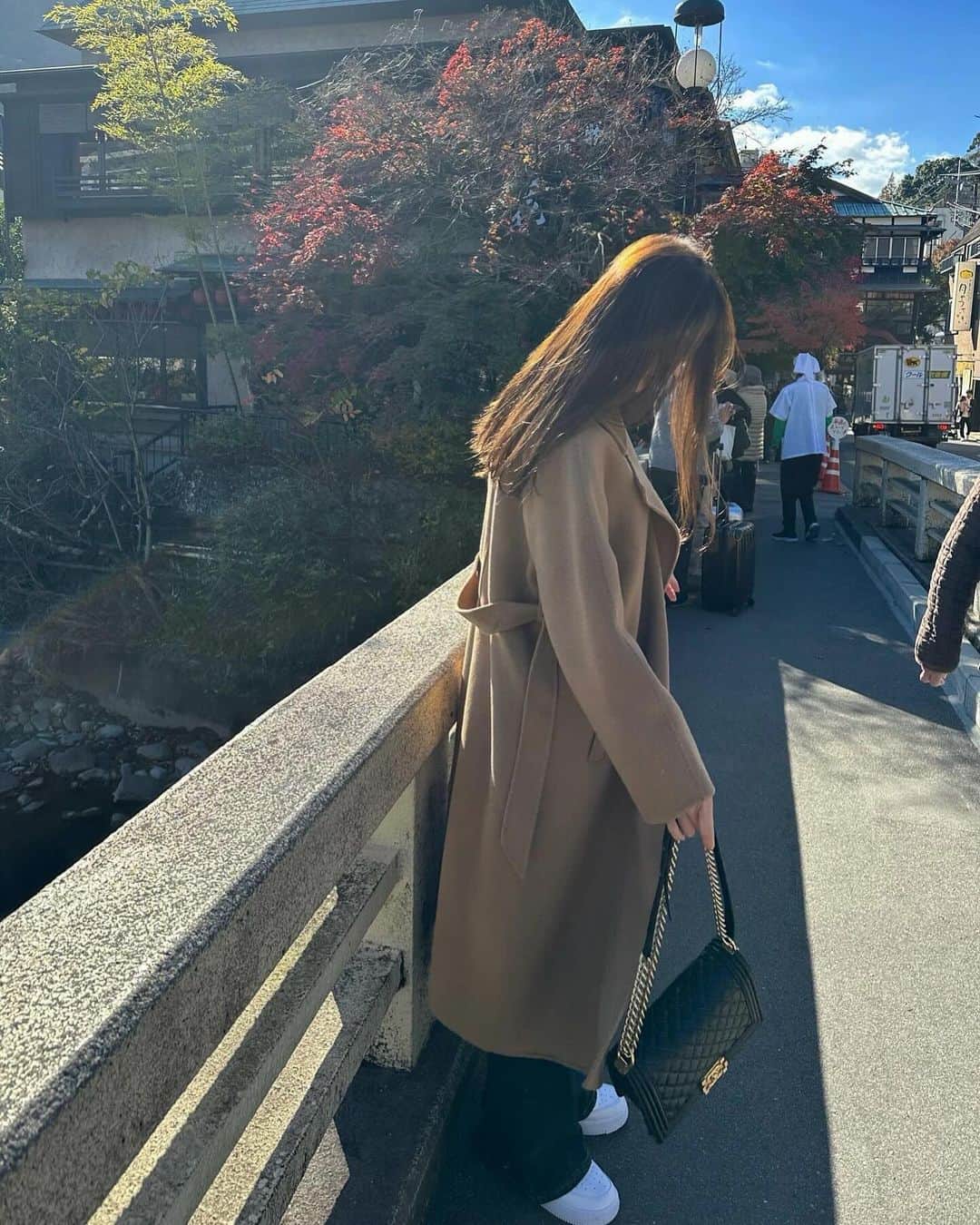 Akaneのインスタグラム：「初箱根♡ 人気だというお蕎麦屋さんに行ってみたら すごい行列でびっくり😳 自然薯のお蕎麦美味しかった😋♩  この日はデイリーに着てるハンドメイドコート♡ @madder_vintage  クリームはSOLD、ベージュは残りわずかです🙇 合わせているハイネックニットはコットン素材なので とっても着心地が良くてお気に入り☺️♡」